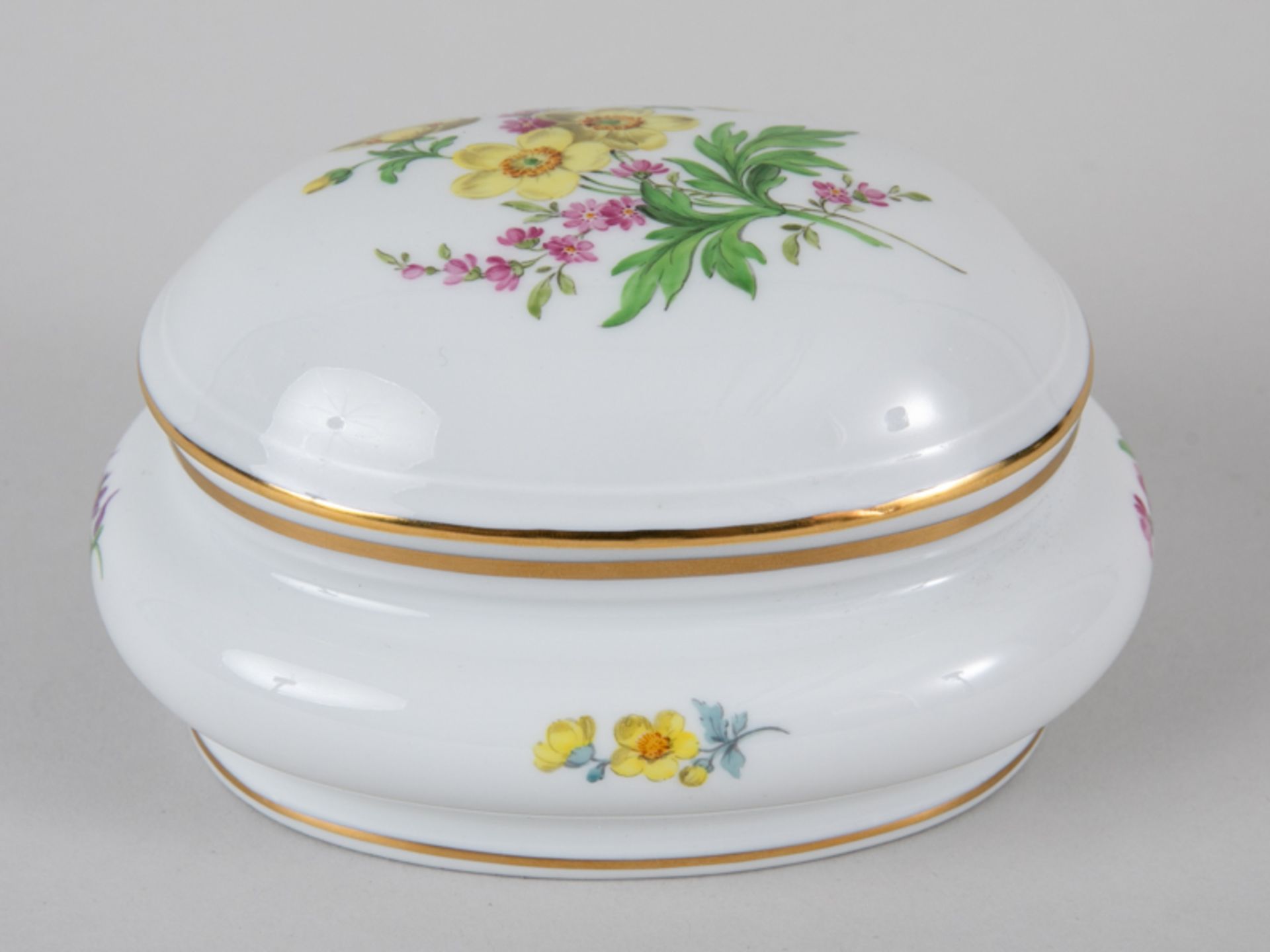 Deckeldose "Deutsche Blume", Meissen, 20. Jh. Weißporzellan mit polychromer Floralmalerei "Blu - Bild 3 aus 6