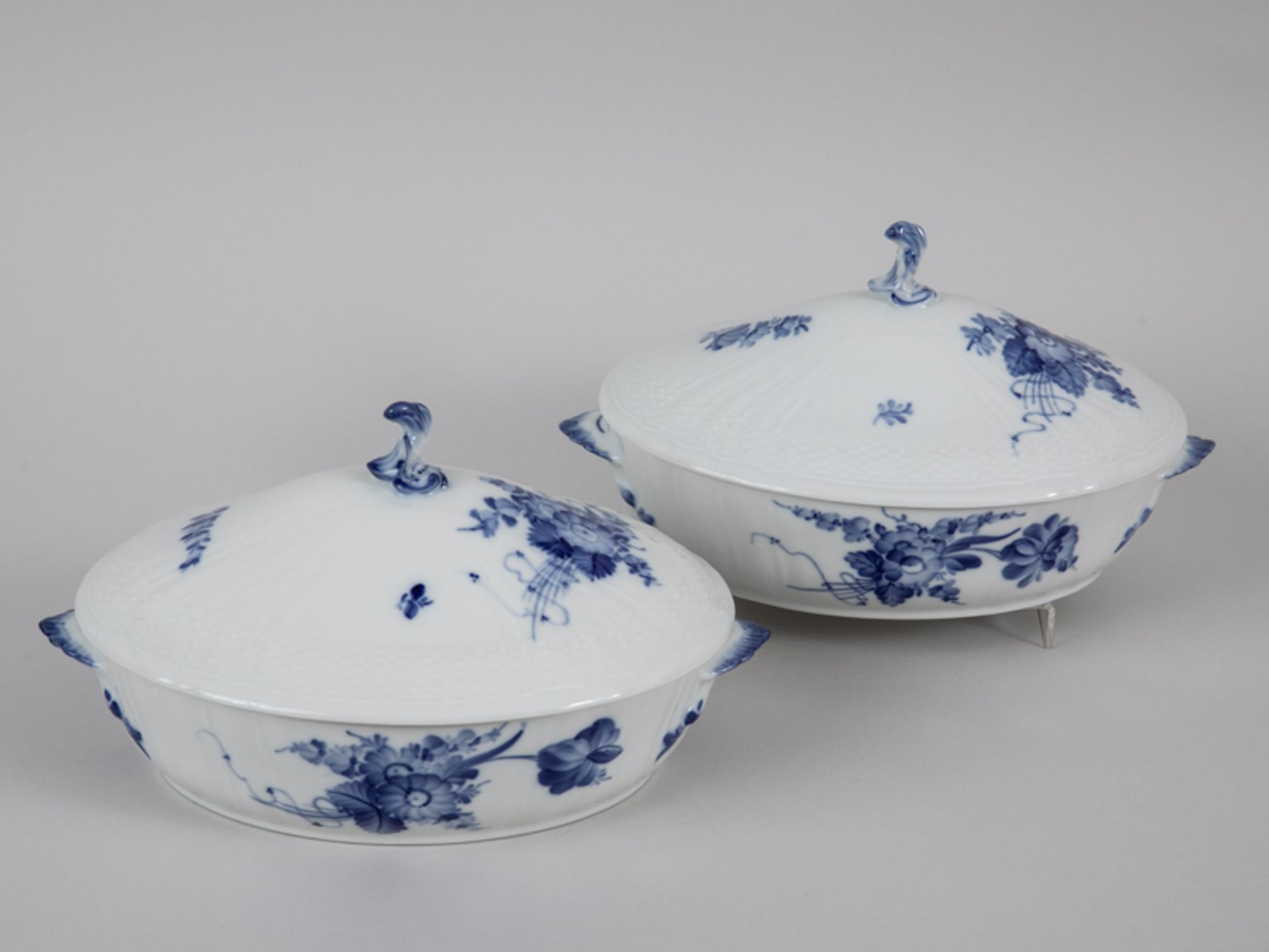 Paar Deckelschalen "Blaue Blume", Royal Copenhagen, 20. Jh. Weißporzellan mit unter Glasur bla