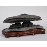 Suiseki mit Daiza (Gelehrtenstein auf Holzsockel), Japan oder China. Ausdrucksstarker natürlic