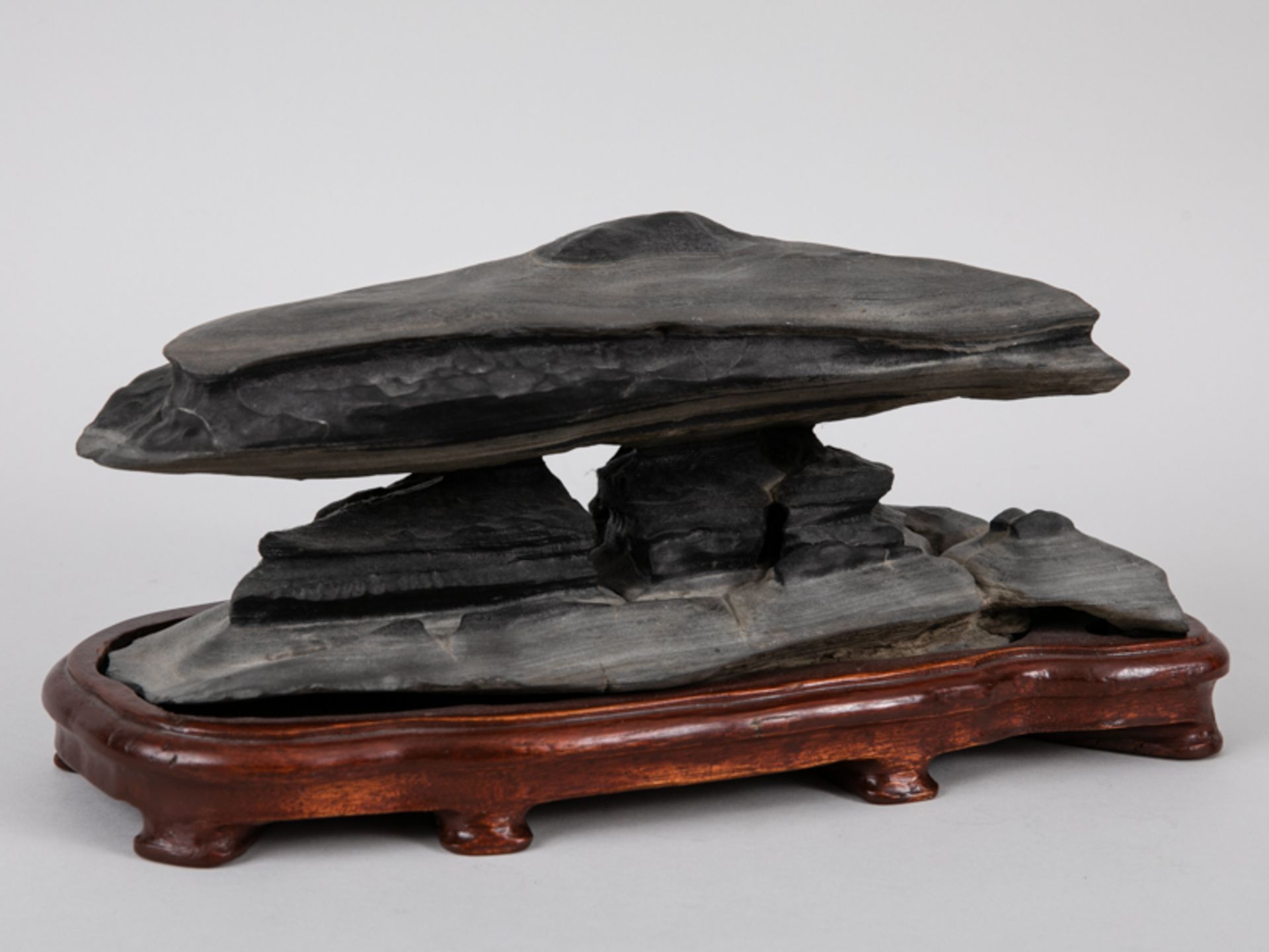 Suiseki mit Daiza (Gelehrtenstein auf Holzsockel), Japan oder China. Ausdrucksstarker natürlic