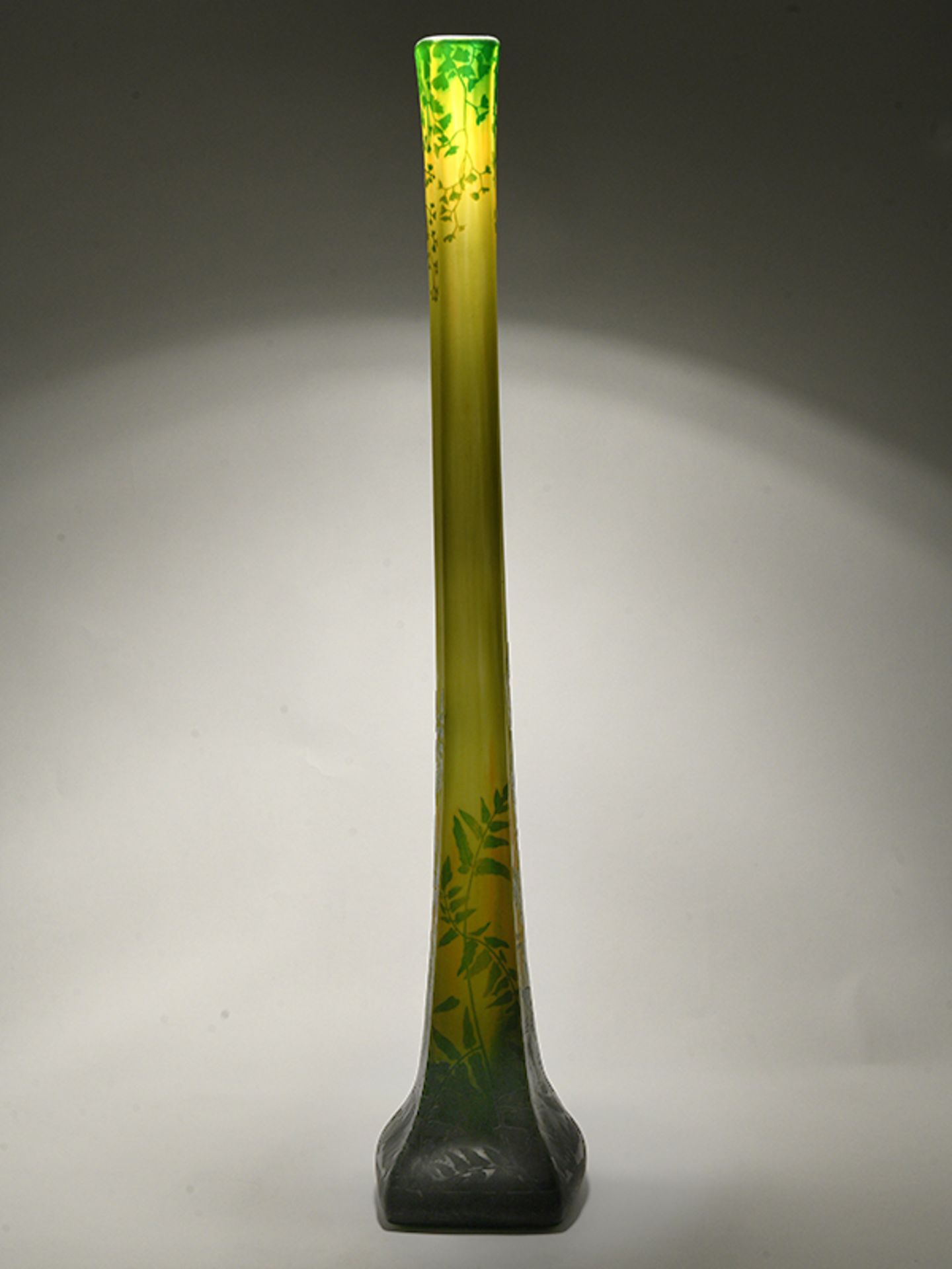 Große Jugendstil-Stangenvase mit Farndekor, Daum/Nancy (Frankreich), Anfang 20. Jh. Gelb-grün - Bild 9 aus 10