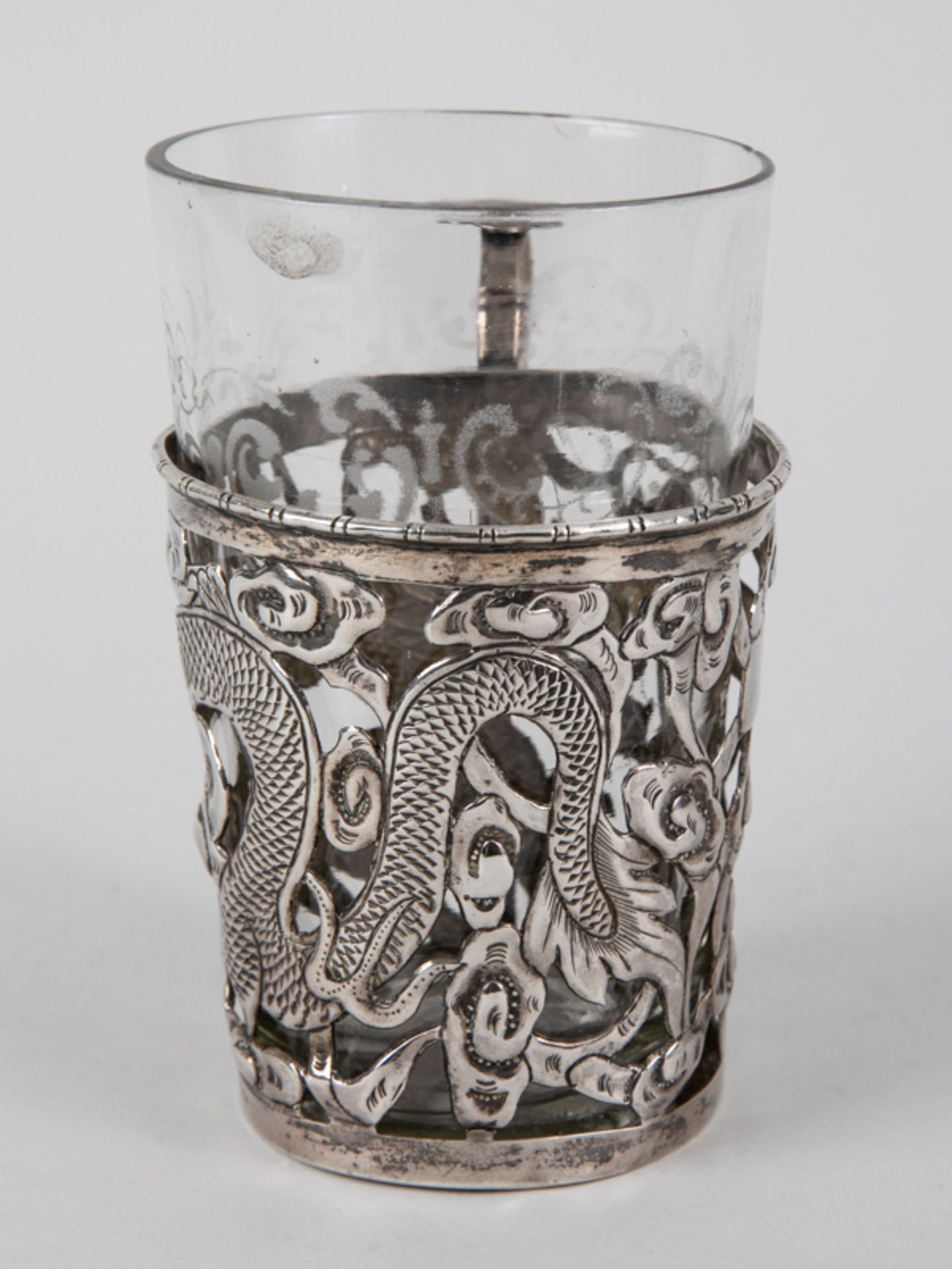 Teeglashalter, China, um 1900. 925/-Silber, ca. 74 g; mit geätzt verziertem farblosen Becher-G - Bild 6 aus 7