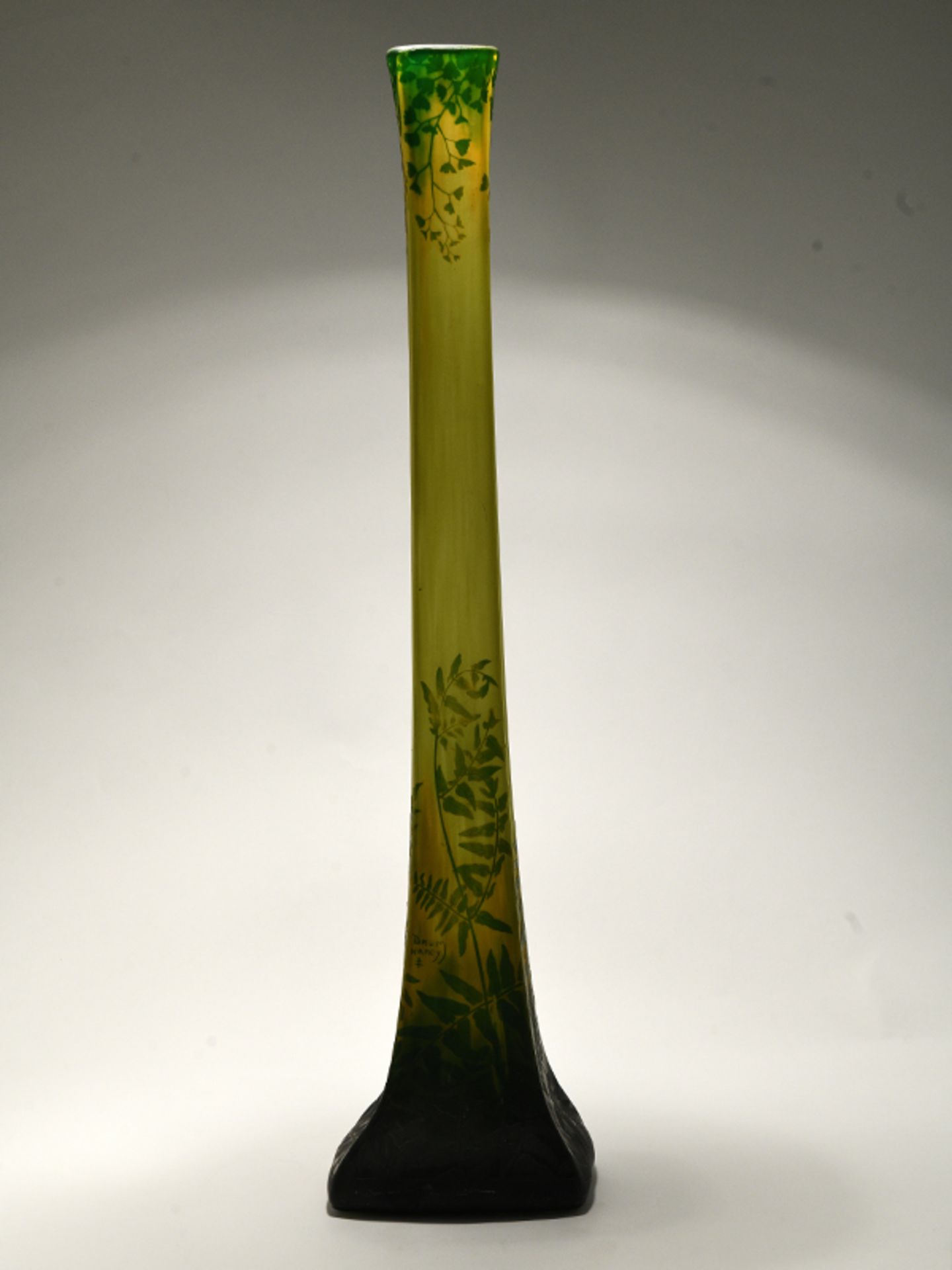 Große Jugendstil-Stangenvase mit Farndekor, Daum/Nancy (Frankreich), Anfang 20. Jh. Gelb-grün