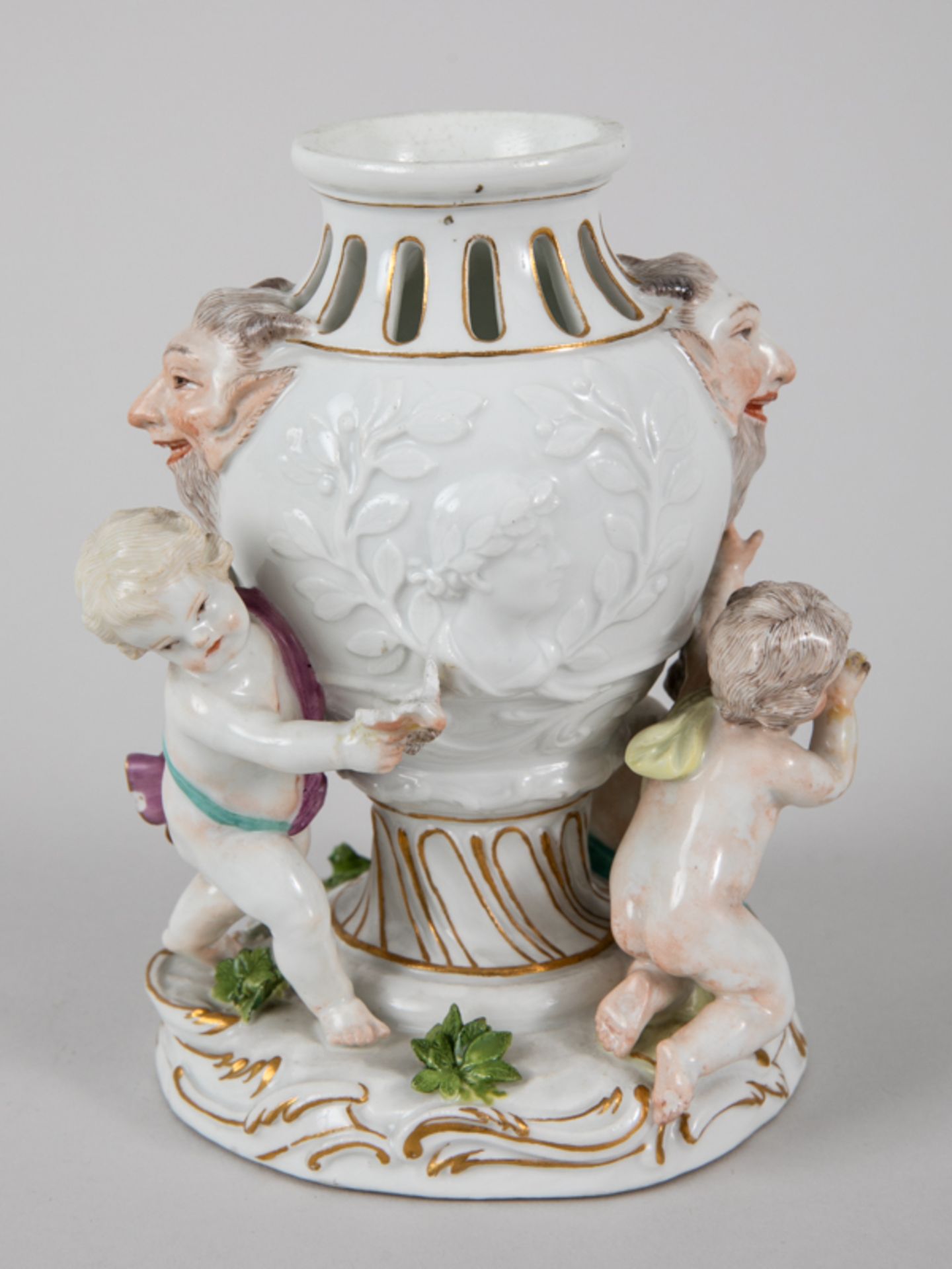 Potpourri-Vase mit 3 Amoretten, Entw. J.J. Kändler, Meissen, 1774. Weißporzellan mit polychro - Bild 2 aus 11