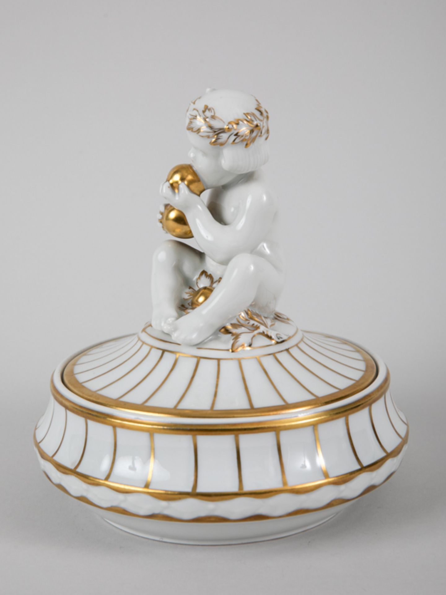 Bonbonnière mit Putto, Hutschenreuther/Kunstabtlg., Selb, 1. H. 20. Jh. Weißporzellan mit Gol - Bild 8 aus 8