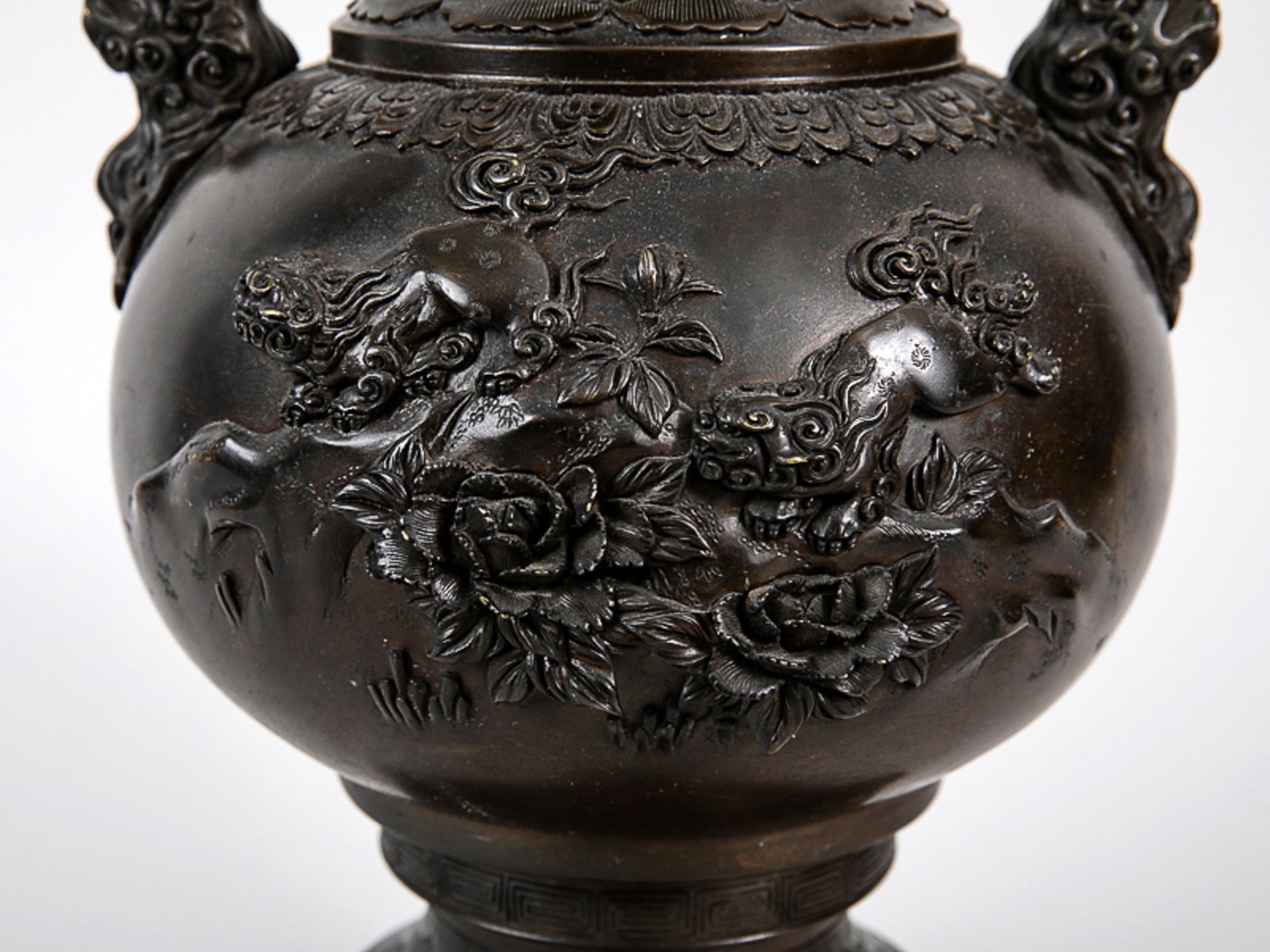 Große Drachen-Vase, Japan, Meiji-Zeit. Bronze, dunkelbraun patiniert; Balusterform mit kugelig - Bild 3 aus 9