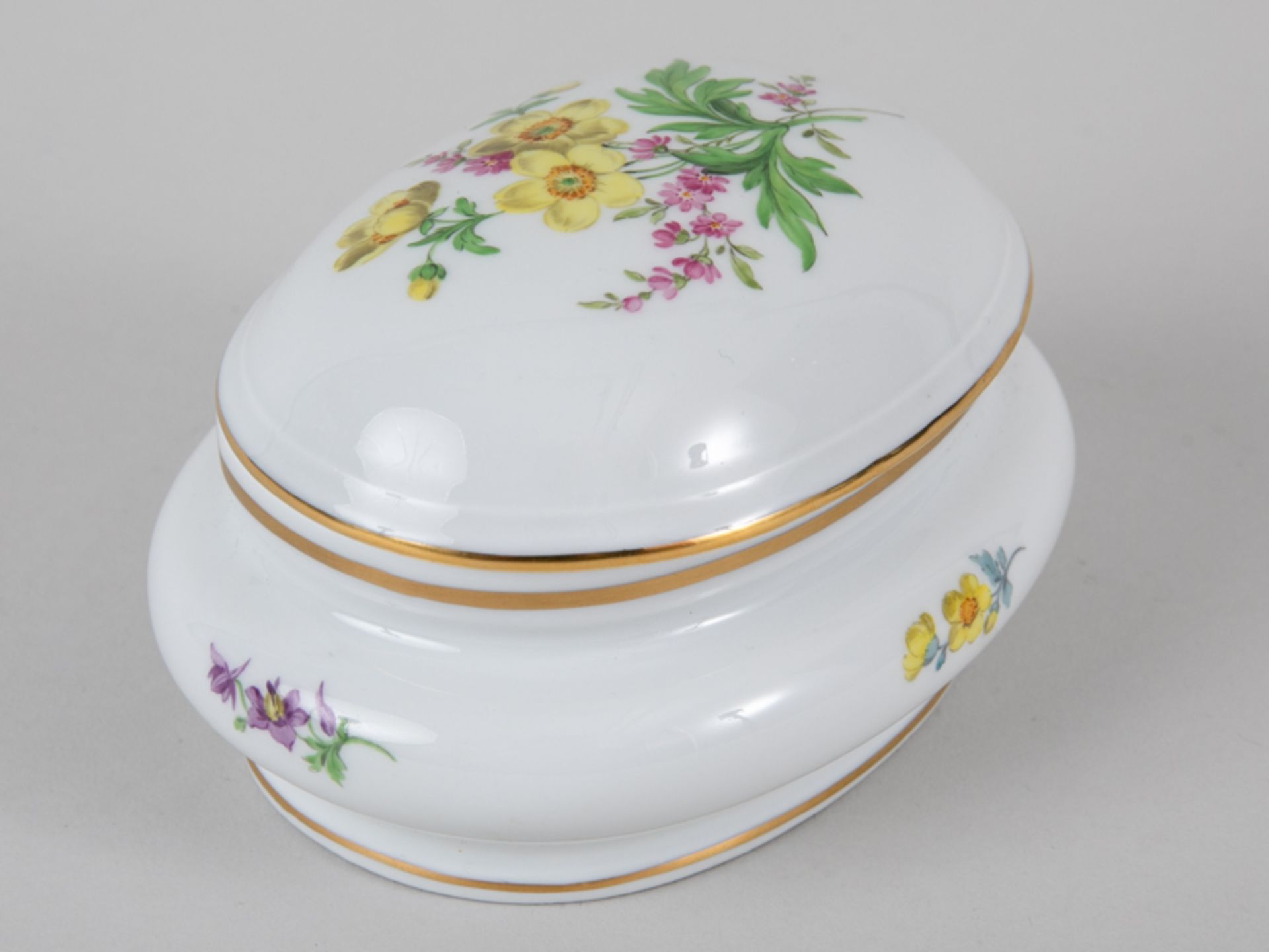 Deckeldose "Deutsche Blume", Meissen, 20. Jh. Weißporzellan mit polychromer Floralmalerei "Blu - Bild 6 aus 6