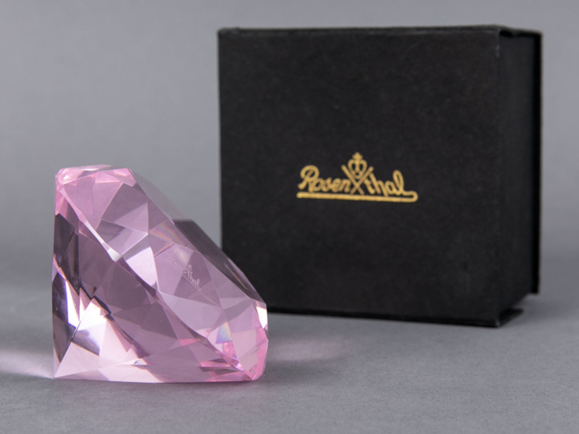 Paperweight in Diamantform, Rosenthal, 20./21. Jh. Roséfarbiges Glas in Form eines großen ges - Bild 3 aus 6