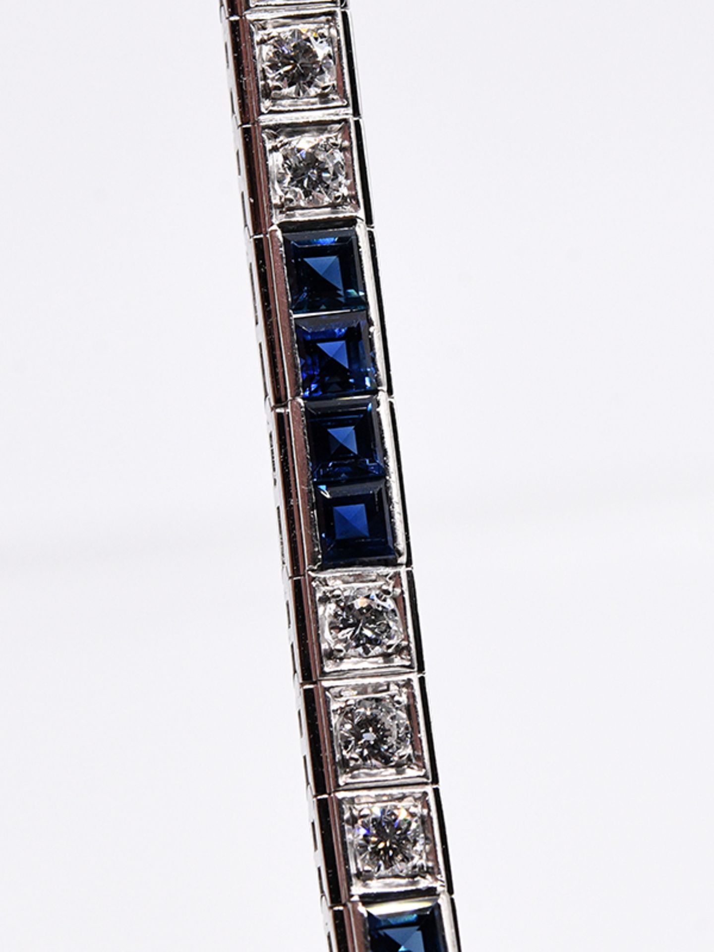 Streifenarmband mit 24 natürlichen Saphiren und 18 Altschliff-Diamanten, zus. ca. 2,6 ct, 80- er J - Bild 2 aus 4