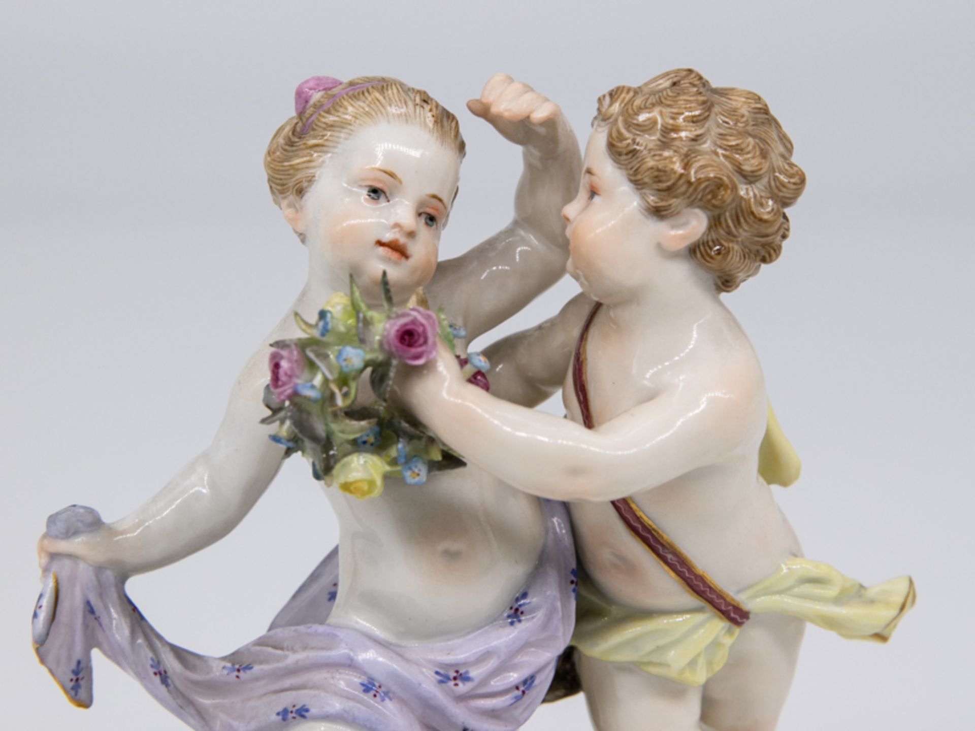 Tanzendes Puttenpaar m. Blütenkranz, Meissen, Ende 19. Jh. Weißporzellan mit polychromer Bema - Image 3 of 8