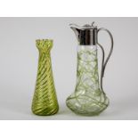 Jugendstil-Vase und Karaffe, wohl Böhmen, um 1900. Hellgrünes bzw. farbloses Glas, 1 x mit ve