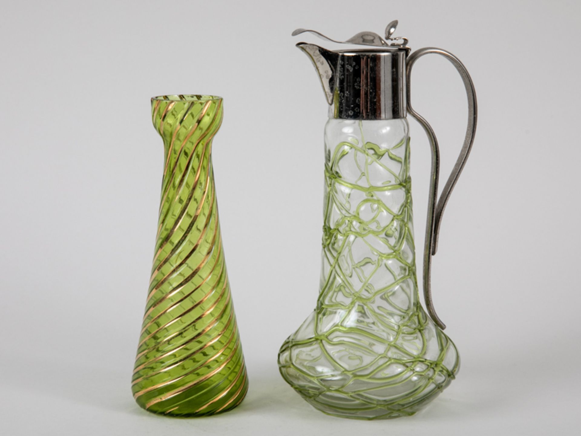 Jugendstil-Vase und Karaffe, wohl Böhmen, um 1900. Hellgrünes bzw. farbloses Glas, 1 x mit ve