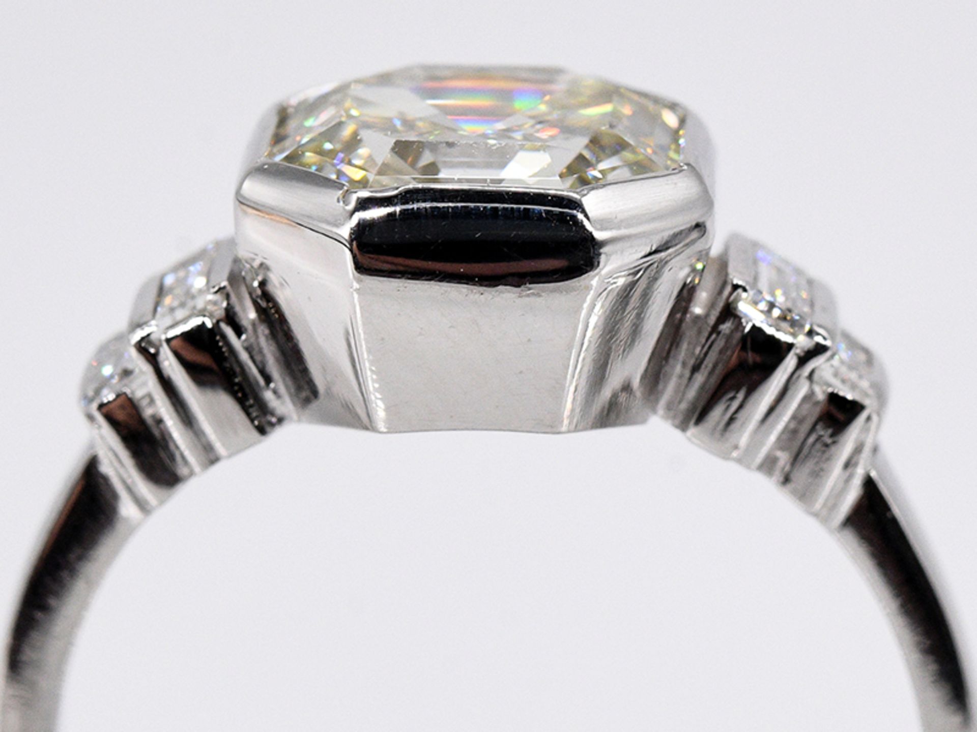 Hochwertiger Ring mit Diamant von 3 ct im Asscher-Cut und 4 Diamanten, zus. ca. 0,05 ct, Juweliersa - Bild 4 aus 7