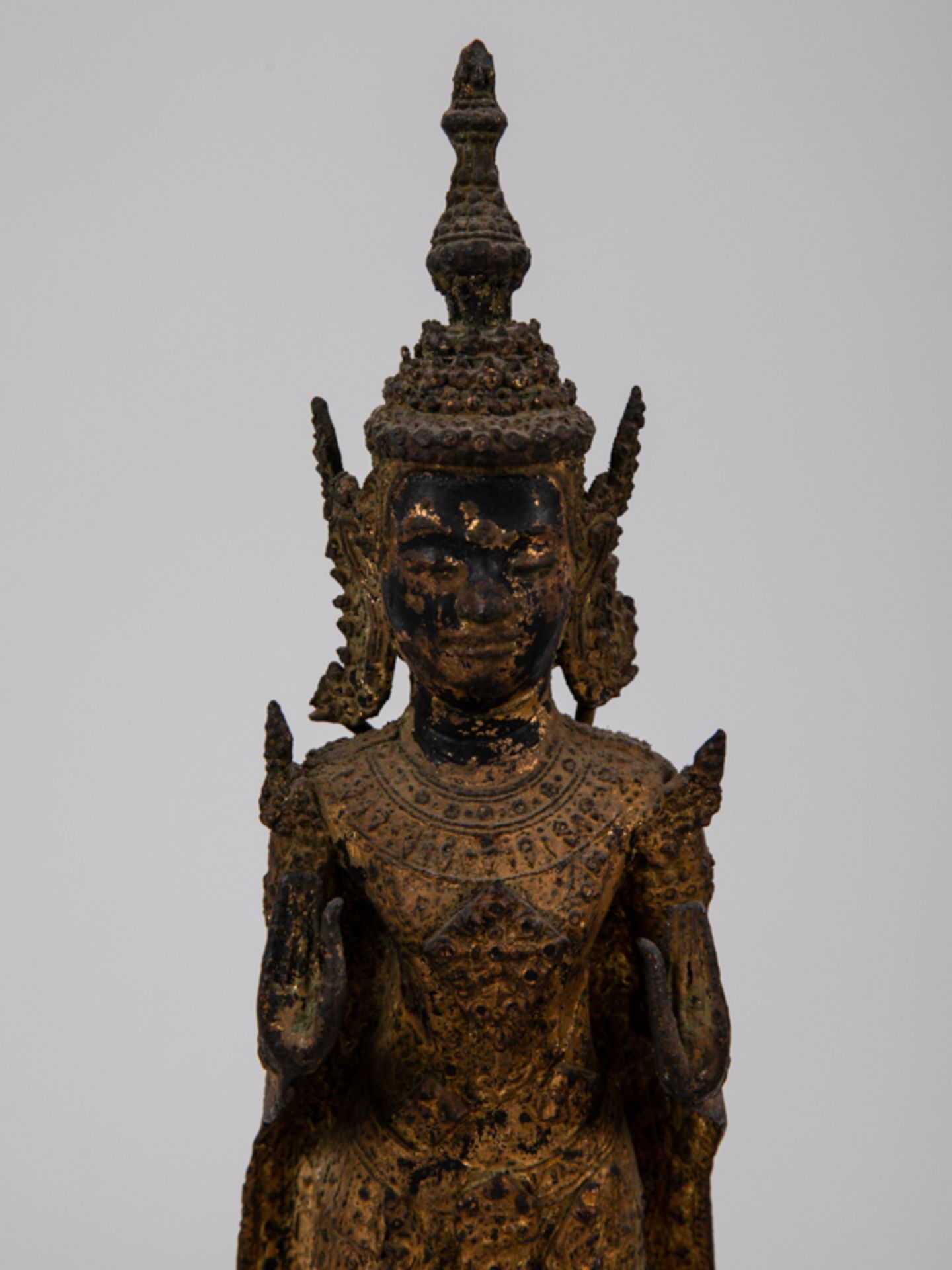 Buddhistische Tempelfigur, Thailand, 18./19. Jh. Bronze/Metallguss mit Resten alter Fassung und - Bild 2 aus 8