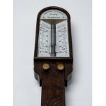 "Admiral Fitzroys storm barometer", England, um 1900. Eichenholz, Glas, Metall etc.; längliche