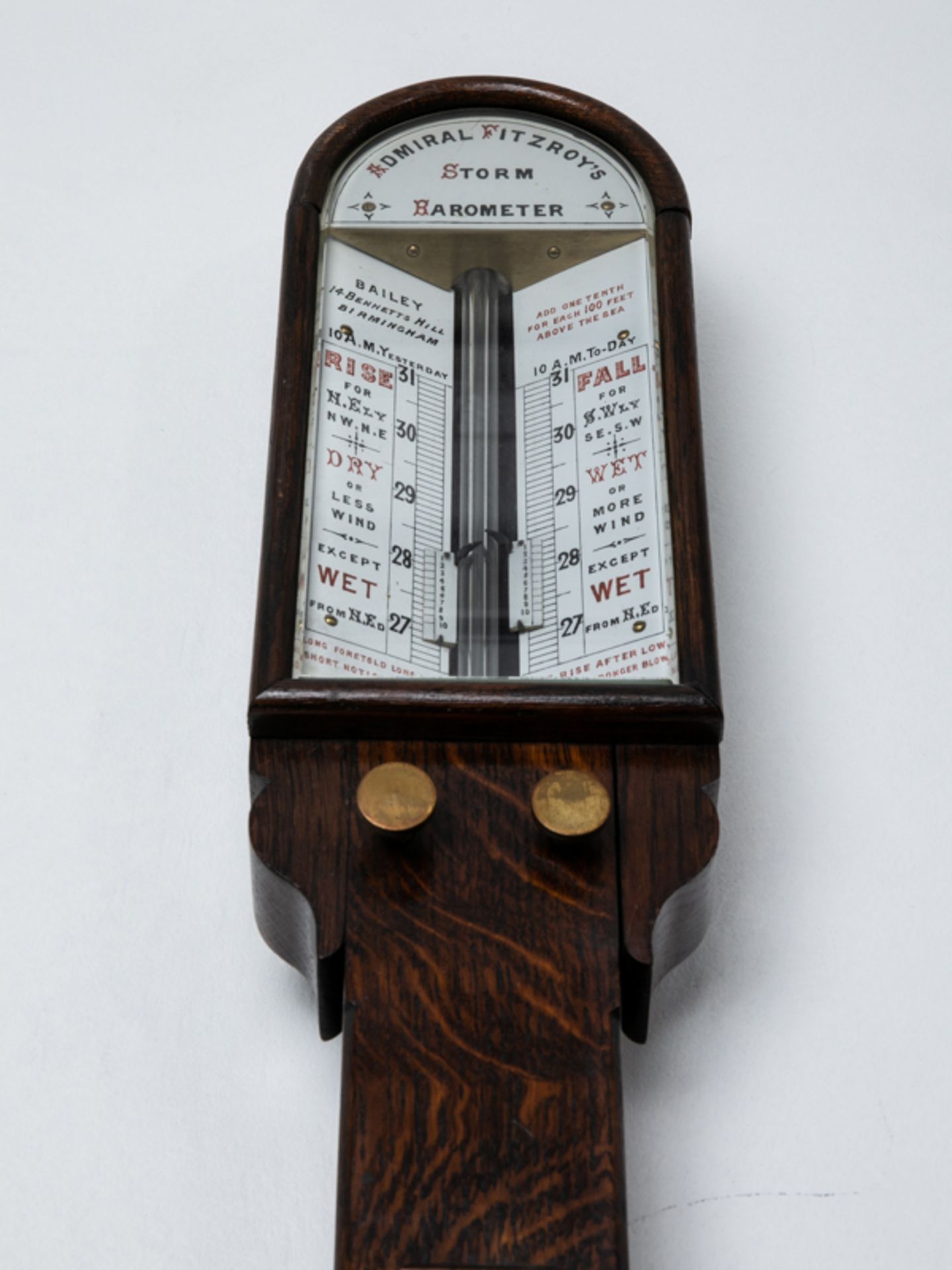 "Admiral Fitzroys storm barometer", England, um 1900. Eichenholz, Glas, Metall etc.; längliche