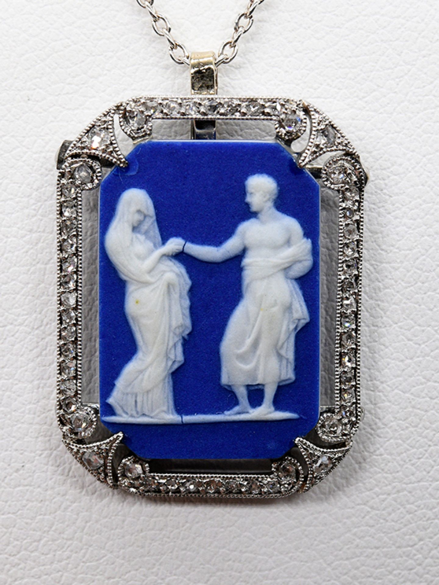 Art Deco, Platin-Anhänger von Janesich, Paris mit Wedgwood-Plakette und kleinen Diamantrosen, zus.