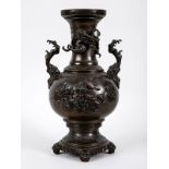 Große Drachen-Vase, Japan, Meiji-Zeit. Bronze, dunkelbraun patiniert; Balusterform mit kugelig