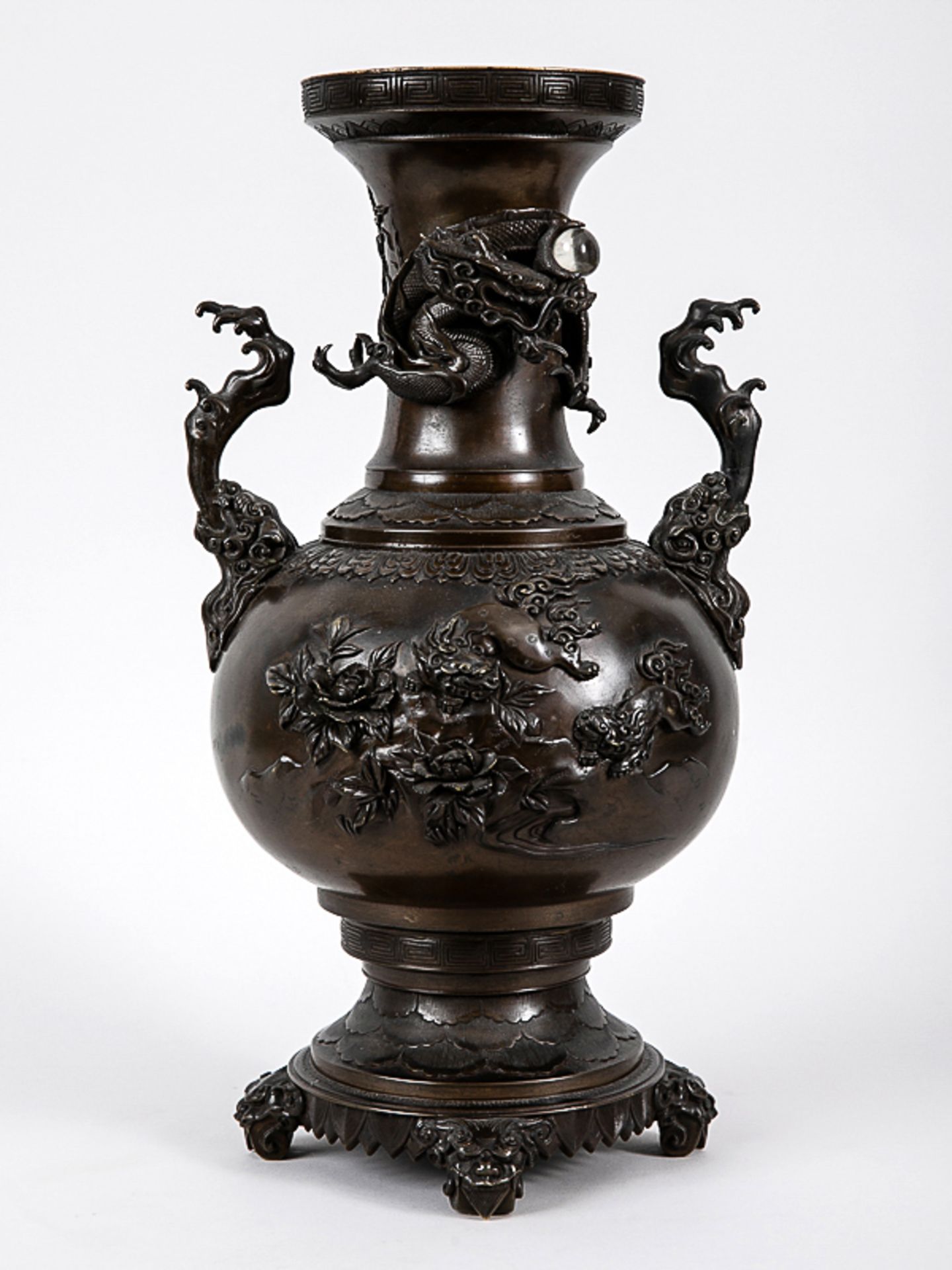 Große Drachen-Vase, Japan, Meiji-Zeit. Bronze, dunkelbraun patiniert; Balusterform mit kugelig