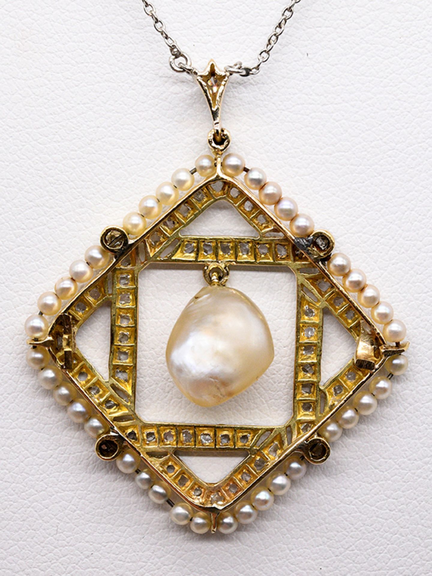 Collier mit Orientperlen und Diamanten, zusammen ca. 0,25 ct, um 1900. 750/- Gelbgold und plati - Bild 3 aus 4