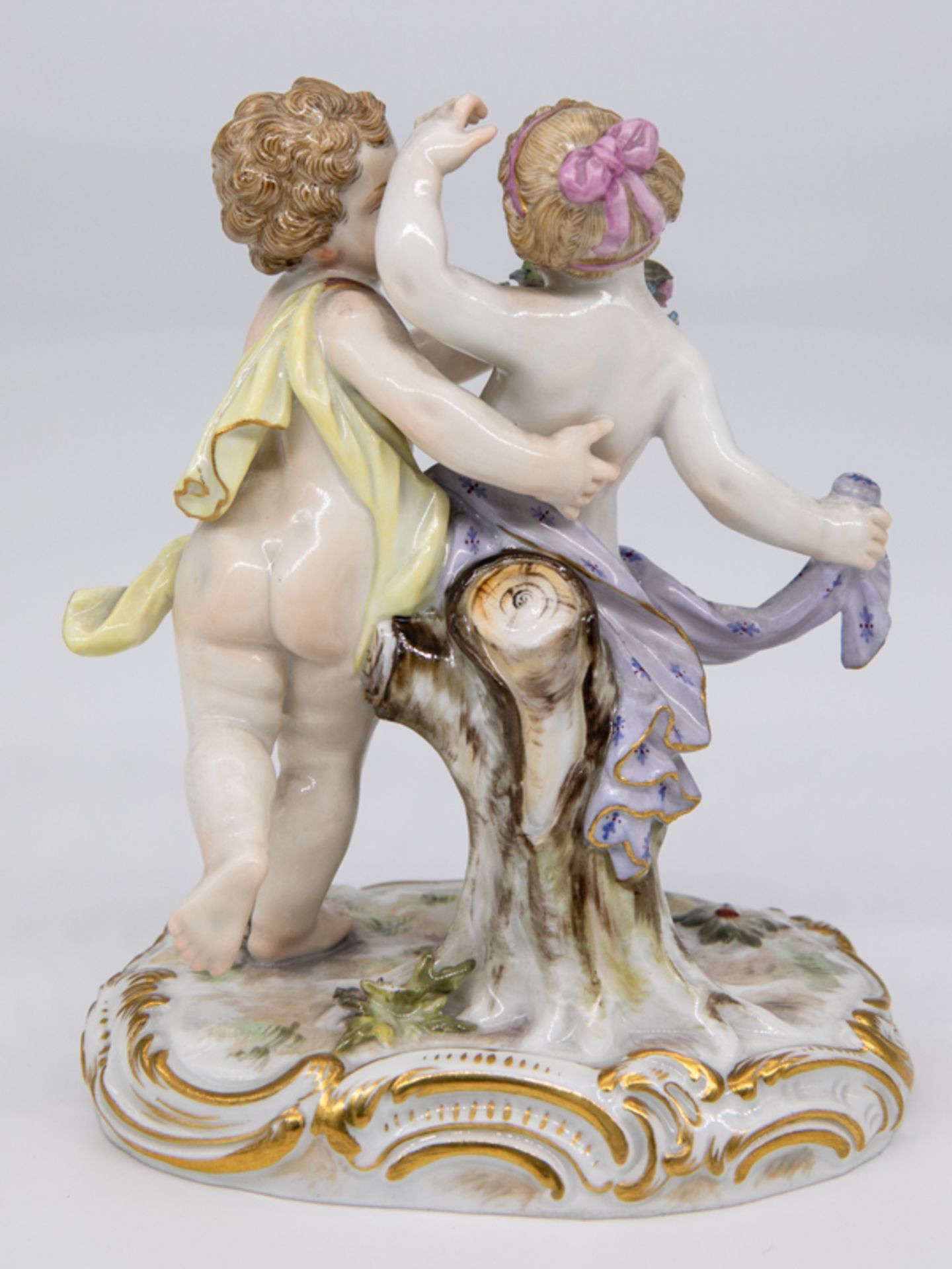 Tanzendes Puttenpaar m. Blütenkranz, Meissen, Ende 19. Jh. Weißporzellan mit polychromer Bema - Image 2 of 8