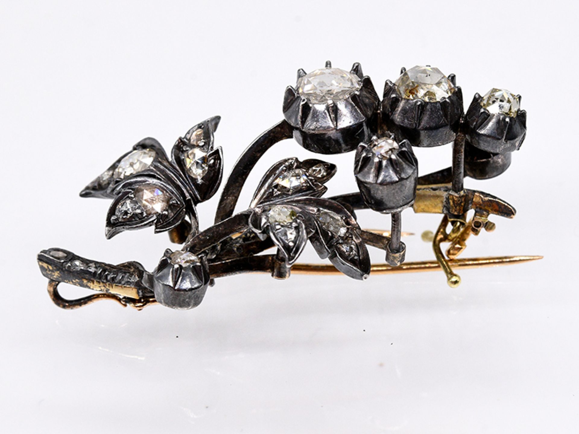 Anhänger / Brosche "Blütenzweig" mit Diamantrosen, zus. ca. 1,5 ct, Frankreich, um 1840. 585/ - Bild 2 aus 5