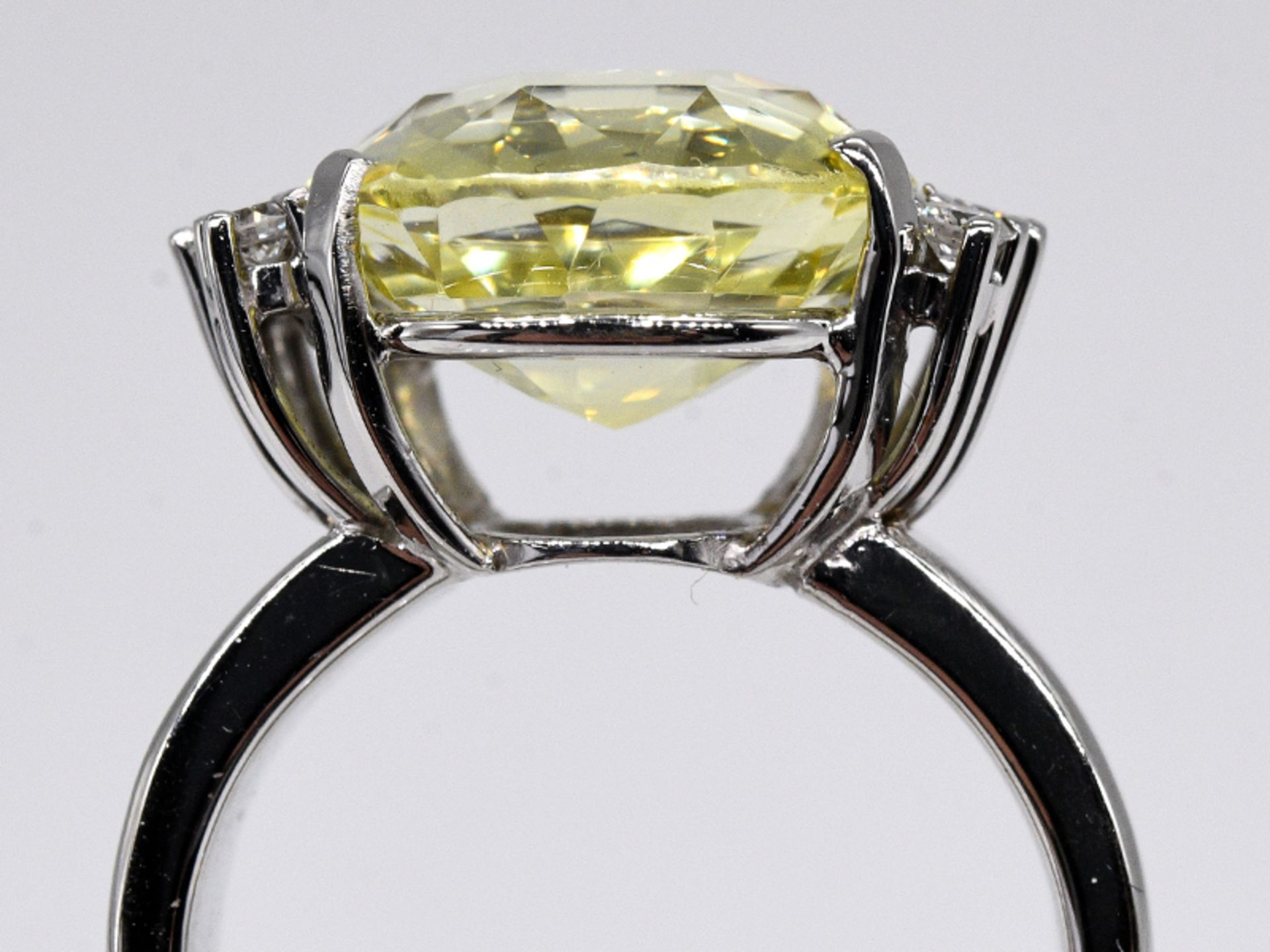 Cocktail-Ring mit gelbem Ceylon-Saphir ca. 11,05 ct und 6 Brillanten, zus. ca. 0,3 ct, Goldschmiede - Bild 4 aus 5