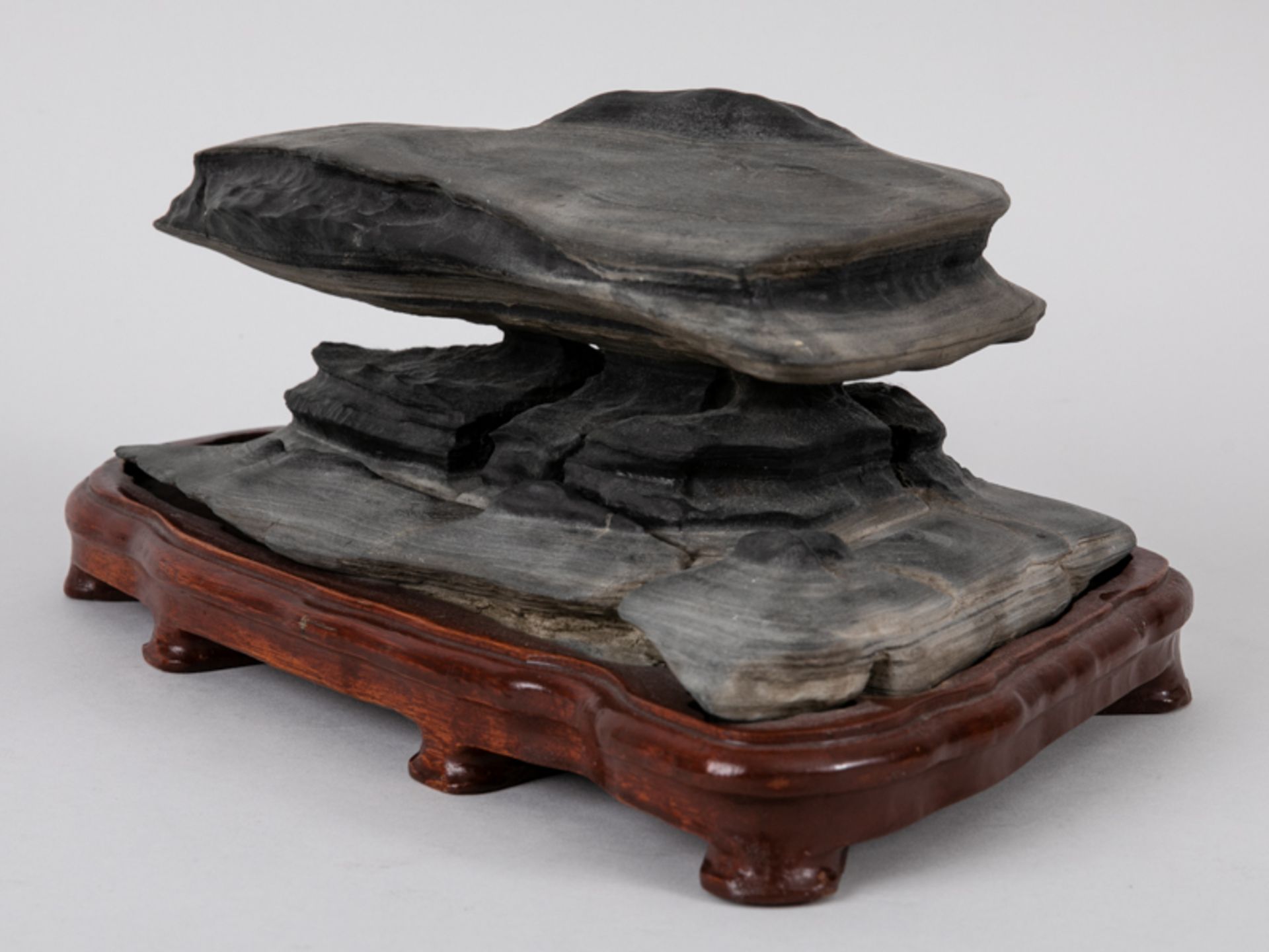 Suiseki mit Daiza (Gelehrtenstein auf Holzsockel), Japan oder China. Ausdrucksstarker natürlic - Bild 3 aus 6