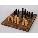 Schachspiel, wohl England, 19./Anf. 20. Jh. Lederbezogene hölzerne Spielbrett-Kassette mit 32