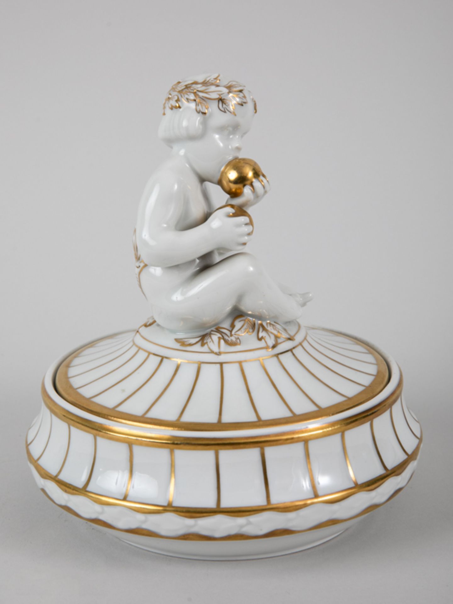 Bonbonnière mit Putto, Hutschenreuther/Kunstabtlg., Selb, 1. H. 20. Jh. Weißporzellan mit Gol - Bild 6 aus 8