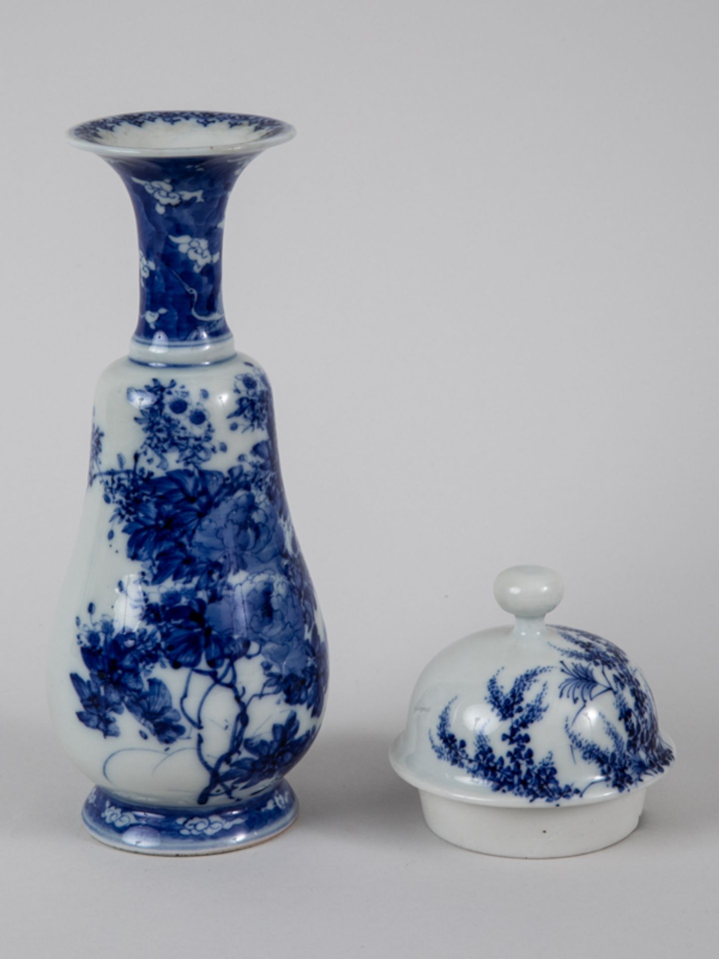 Balustervase mit Blaumalerei + Vasendeckel, wohl Japan, Meiji-Zeit. Weißporzellan mit unter Gl - Bild 5 aus 5