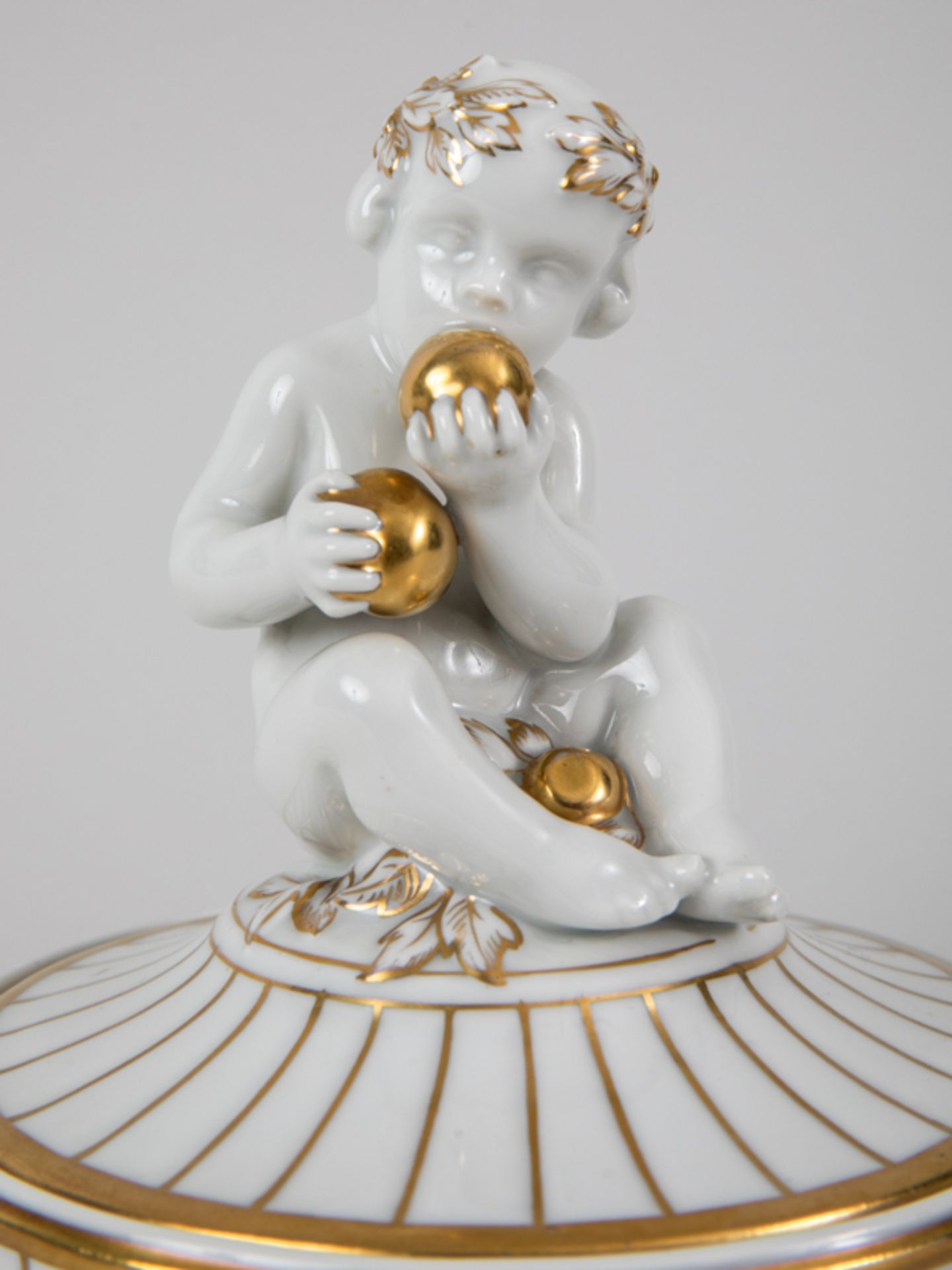 Bonbonnière mit Putto, Hutschenreuther/Kunstabtlg., Selb, 1. H. 20. Jh. Weißporzellan mit Gol - Image 2 of 8