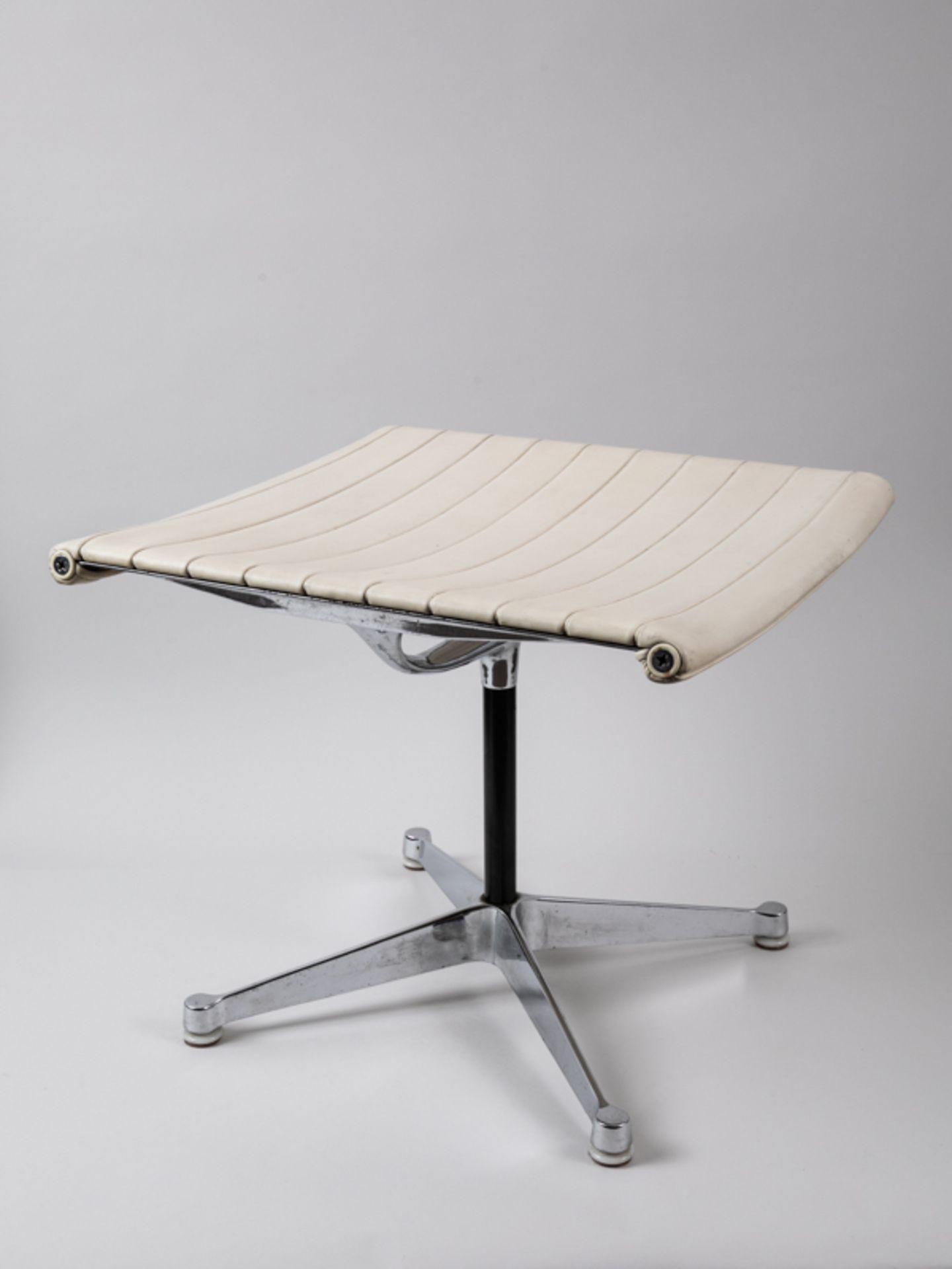Aluminium-Chair EA124 + Hocker, Entw. C./R. Eames, 2. H. 20. Jh. Aluminium (poliert u. verchrom - Bild 2 aus 6