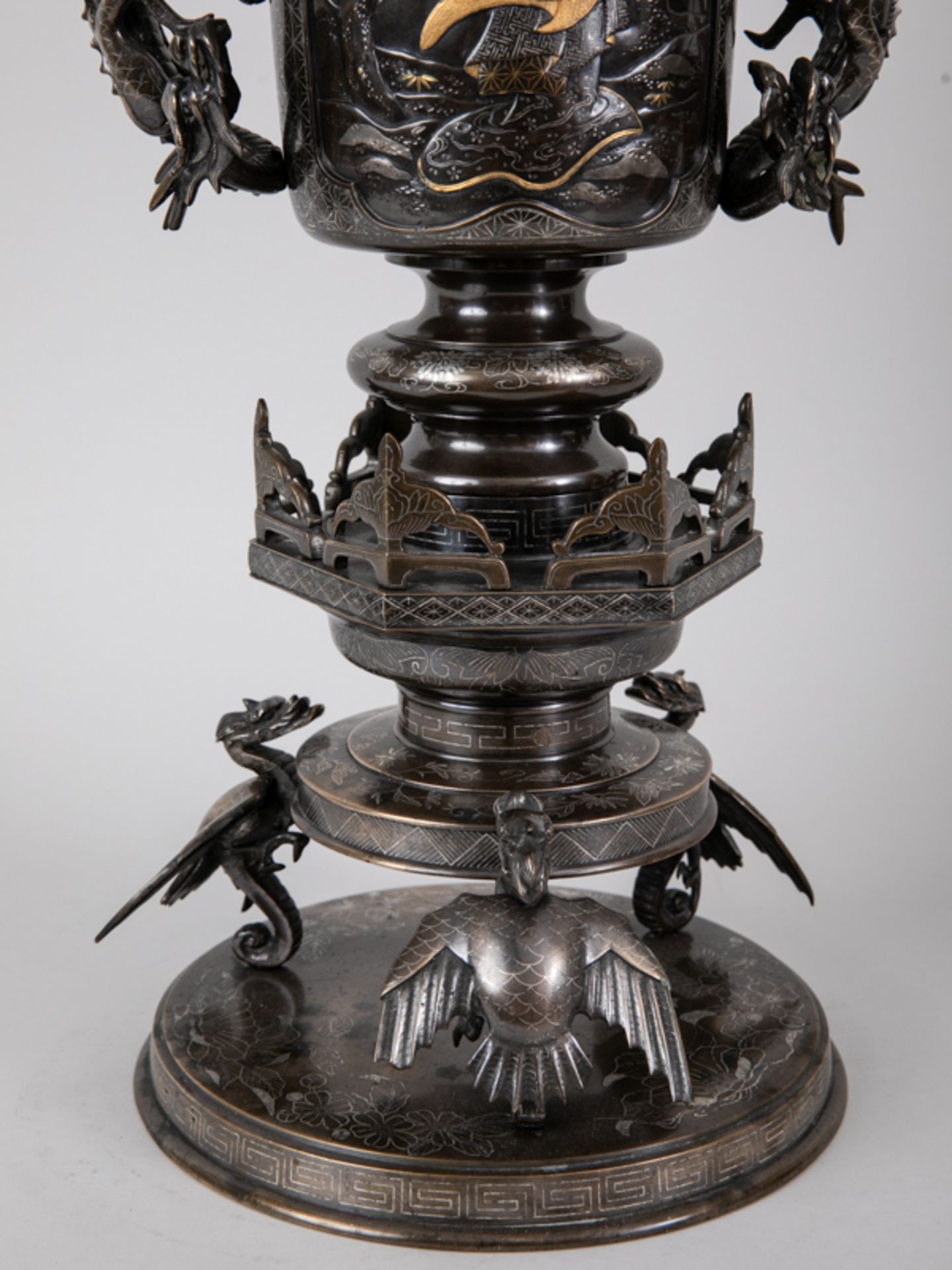 Großer Vasen-Leuchter, Japan, Meiji-Periode, um 1880. Bronze mit Silber- und Gold-Einlagen sow - Bild 4 aus 10