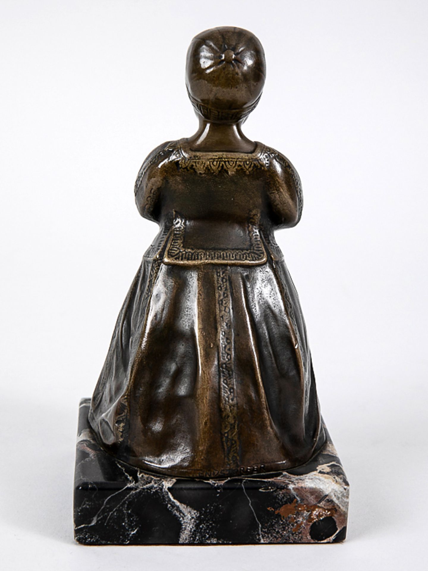 Endstorfer, Anton (1880 - 1960). Bronzeplastik "Kleines Mädchen in Tracht mit Kugel", montiert - Bild 7 aus 8