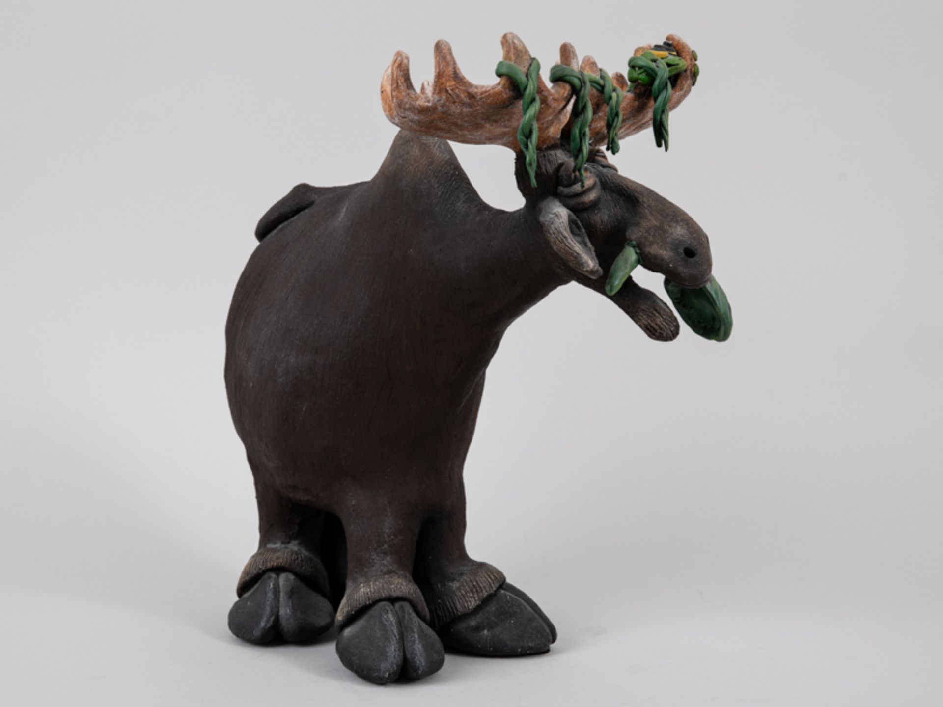 Warner, Todd (* 1945). Figurenplastik "Elch mit Blattwerk und Frosch" (Originaltitel "Moose 'Sa - Bild 8 aus 11