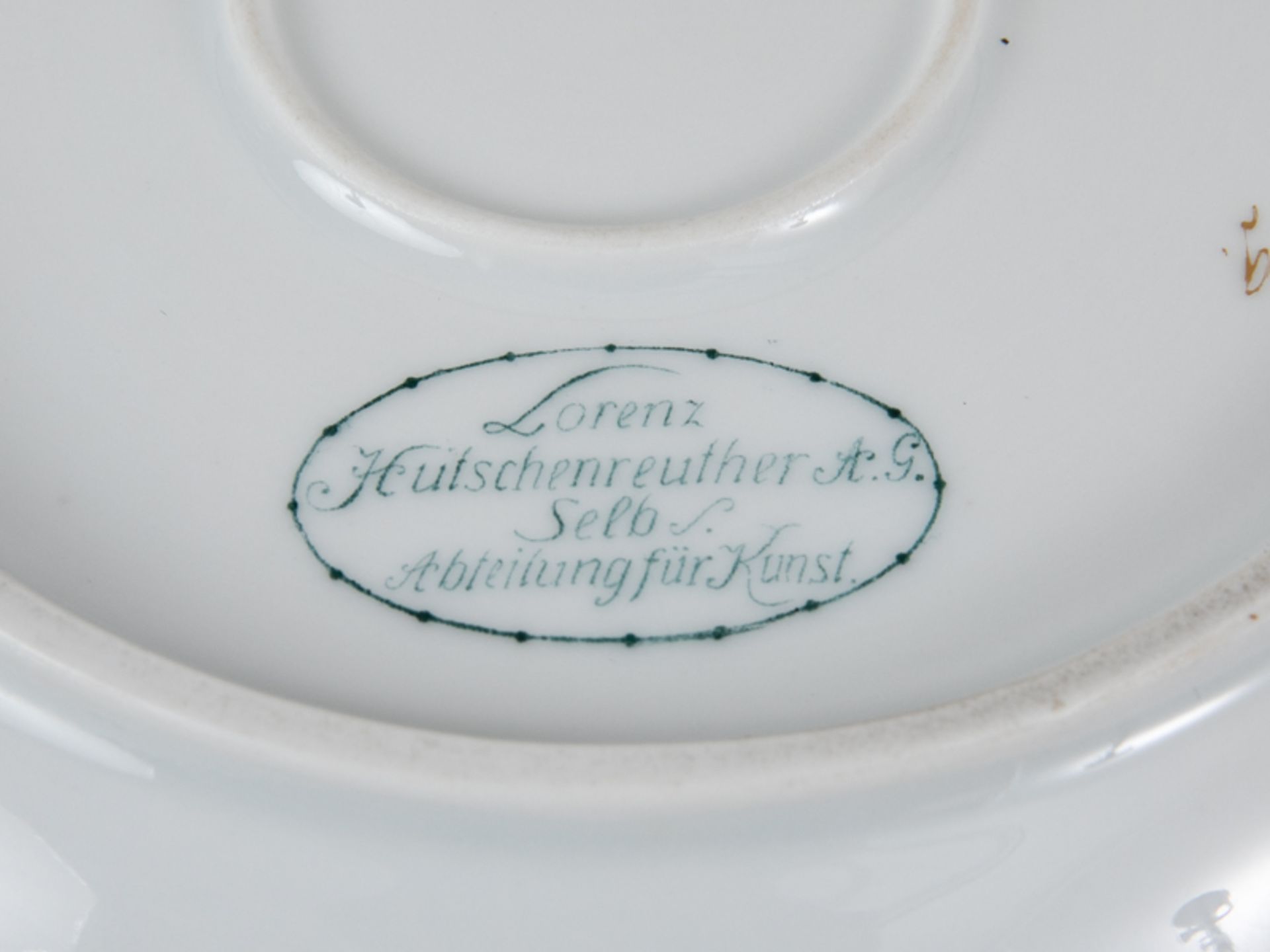 Bonbonnière mit Putto, Hutschenreuther/Kunstabtlg., Selb, 1. H. 20. Jh. Weißporzellan mit Gol - Image 4 of 8