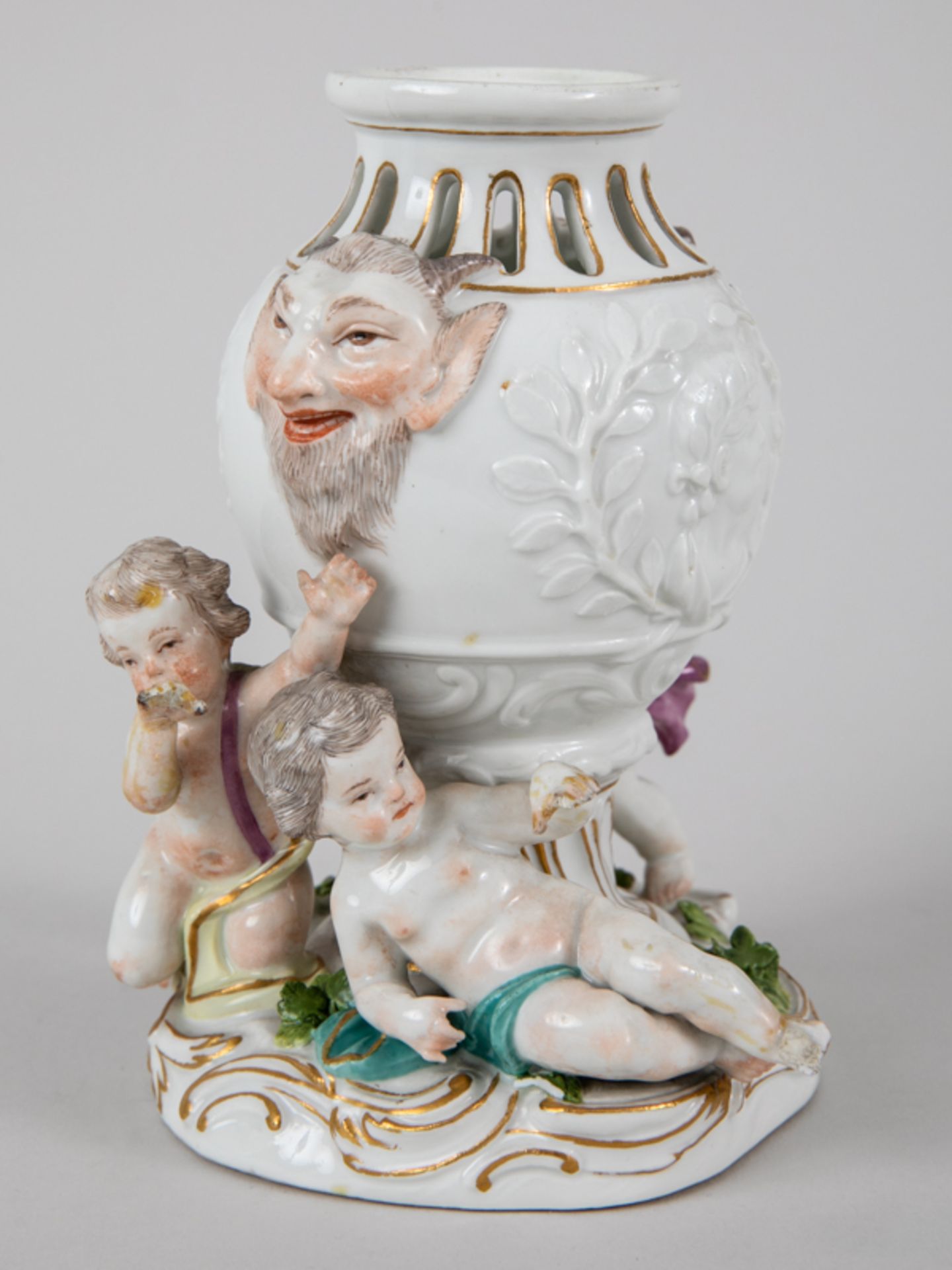 Potpourri-Vase mit 3 Amoretten, Entw. J.J. Kändler, Meissen, 1774. Weißporzellan mit polychro - Bild 3 aus 11