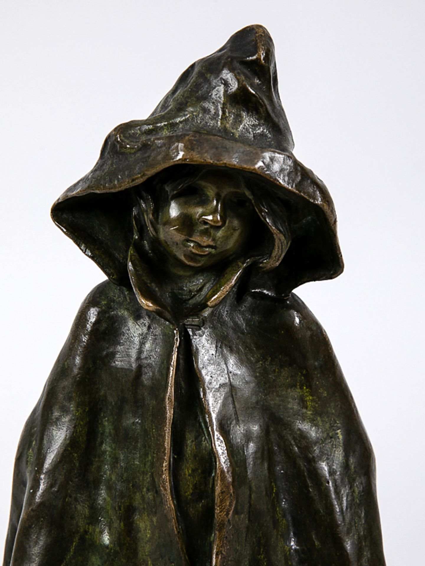 Beetz-Charpentier, Elisa (1859 - 1949). Bronzeplastik "Stehendes Mädchen im Regenmantel mit Ka - Bild 3 aus 9