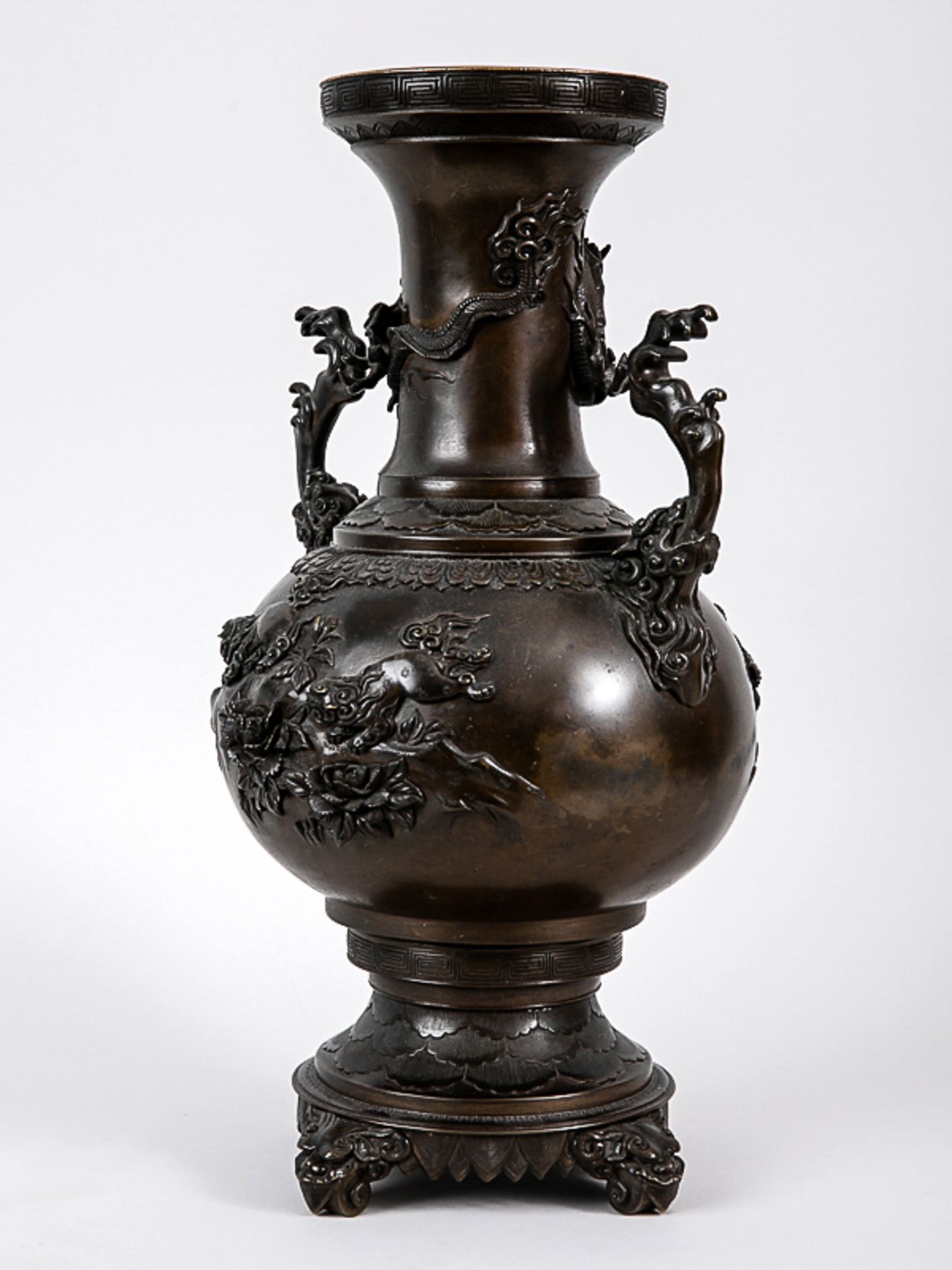 Große Drachen-Vase, Japan, Meiji-Zeit. Bronze, dunkelbraun patiniert; Balusterform mit kugelig - Bild 9 aus 9