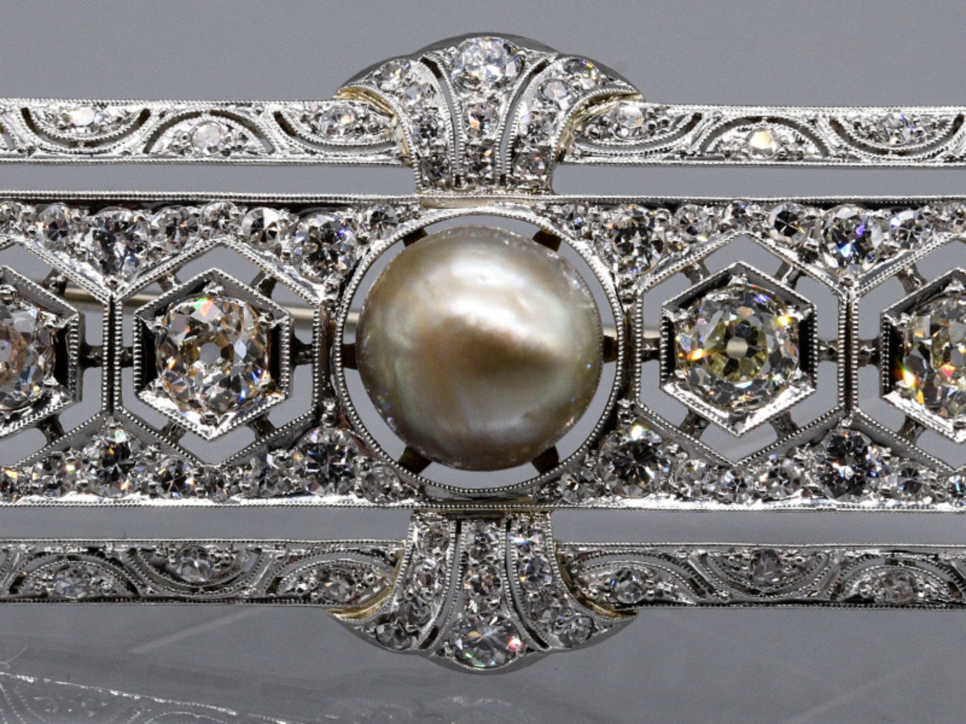 Prunkvolle Brosche mit Orientperle und 114 Altschliff-Diamanten zus. ca. 4,8 ct, Art Deco 585/- - Bild 4 aus 6