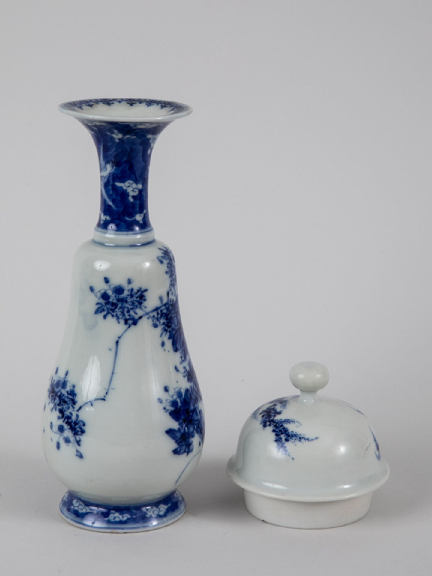 Balustervase mit Blaumalerei + Vasendeckel, wohl Japan, Meiji-Zeit. Weißporzellan mit unter Gl - Bild 2 aus 5
