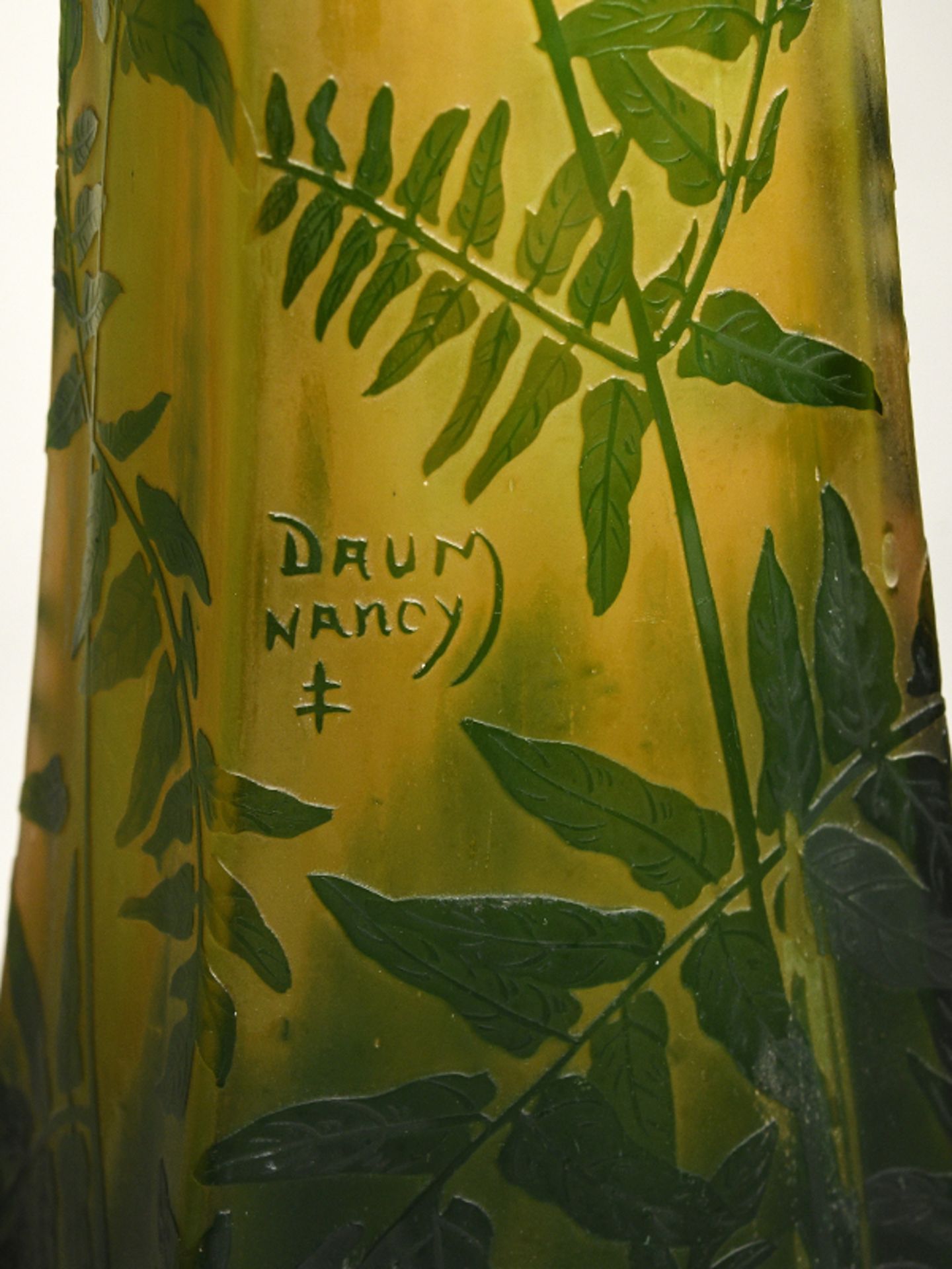 Große Jugendstil-Stangenvase mit Farndekor, Daum/Nancy (Frankreich), Anfang 20. Jh. Gelb-grün - Bild 7 aus 10