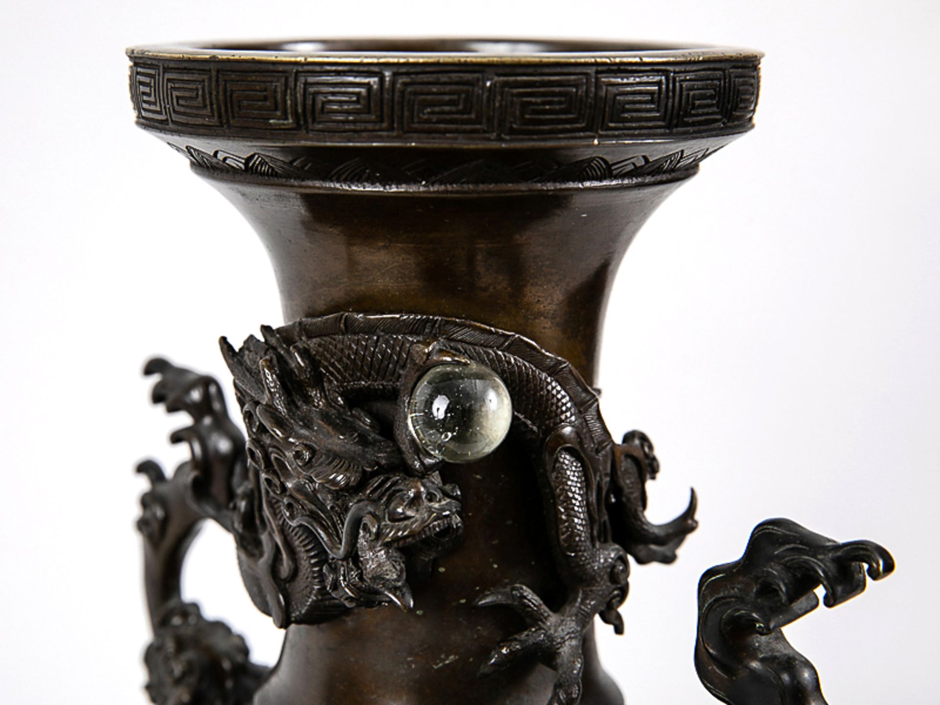 Große Drachen-Vase, Japan, Meiji-Zeit. Bronze, dunkelbraun patiniert; Balusterform mit kugelig - Bild 5 aus 9