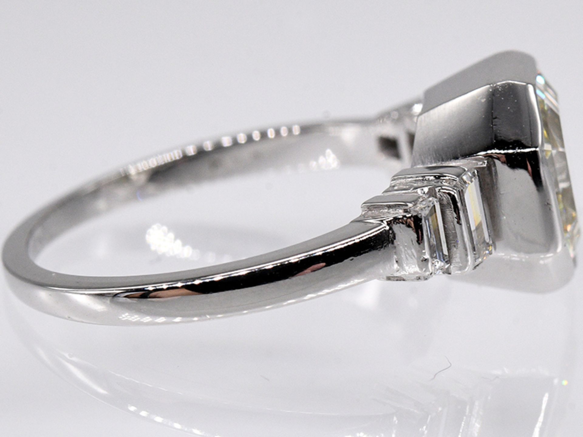 Hochwertiger Ring mit Diamant von 3 ct im Asscher-Cut und 4 Diamanten, zus. ca. 0,05 ct, Juweliersa - Bild 5 aus 7