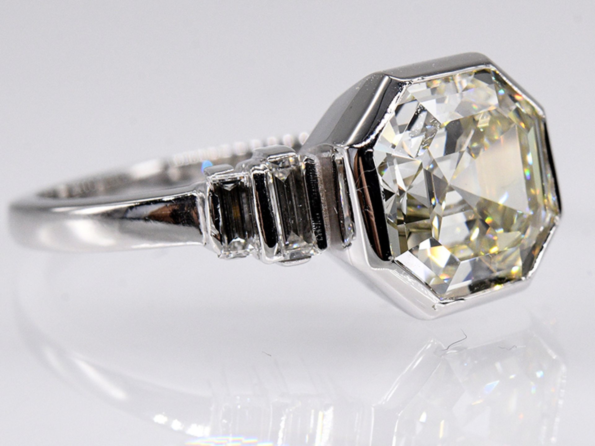 Hochwertiger Ring mit Diamant von 3 ct im Asscher-Cut und 4 Diamanten, zus. ca. 0,05 ct, Juweliersa - Bild 3 aus 7