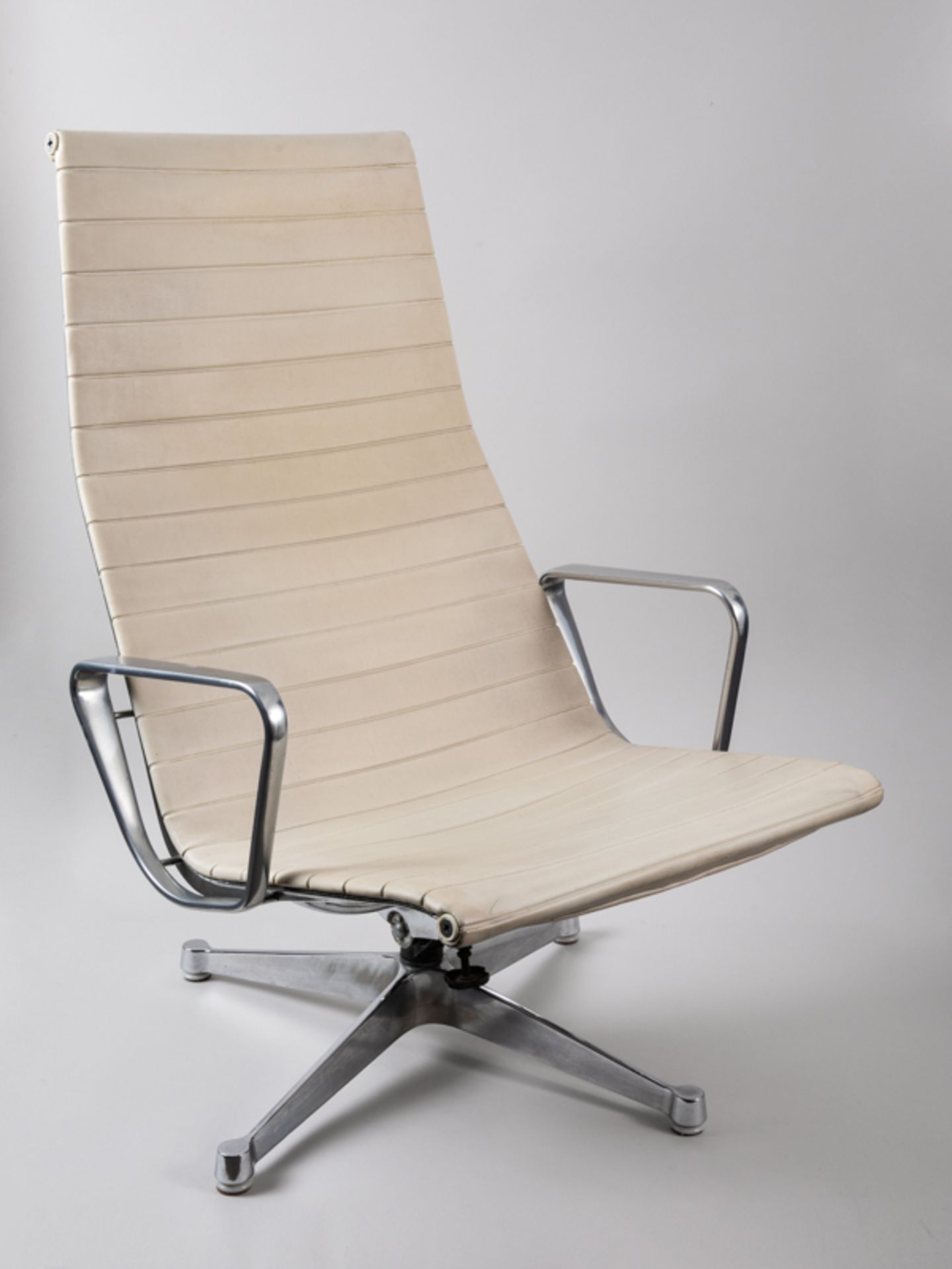Aluminium-Chair EA124 + Hocker, Entw. C./R. Eames, 2. H. 20. Jh. Aluminium (poliert u. verchrom - Bild 4 aus 6