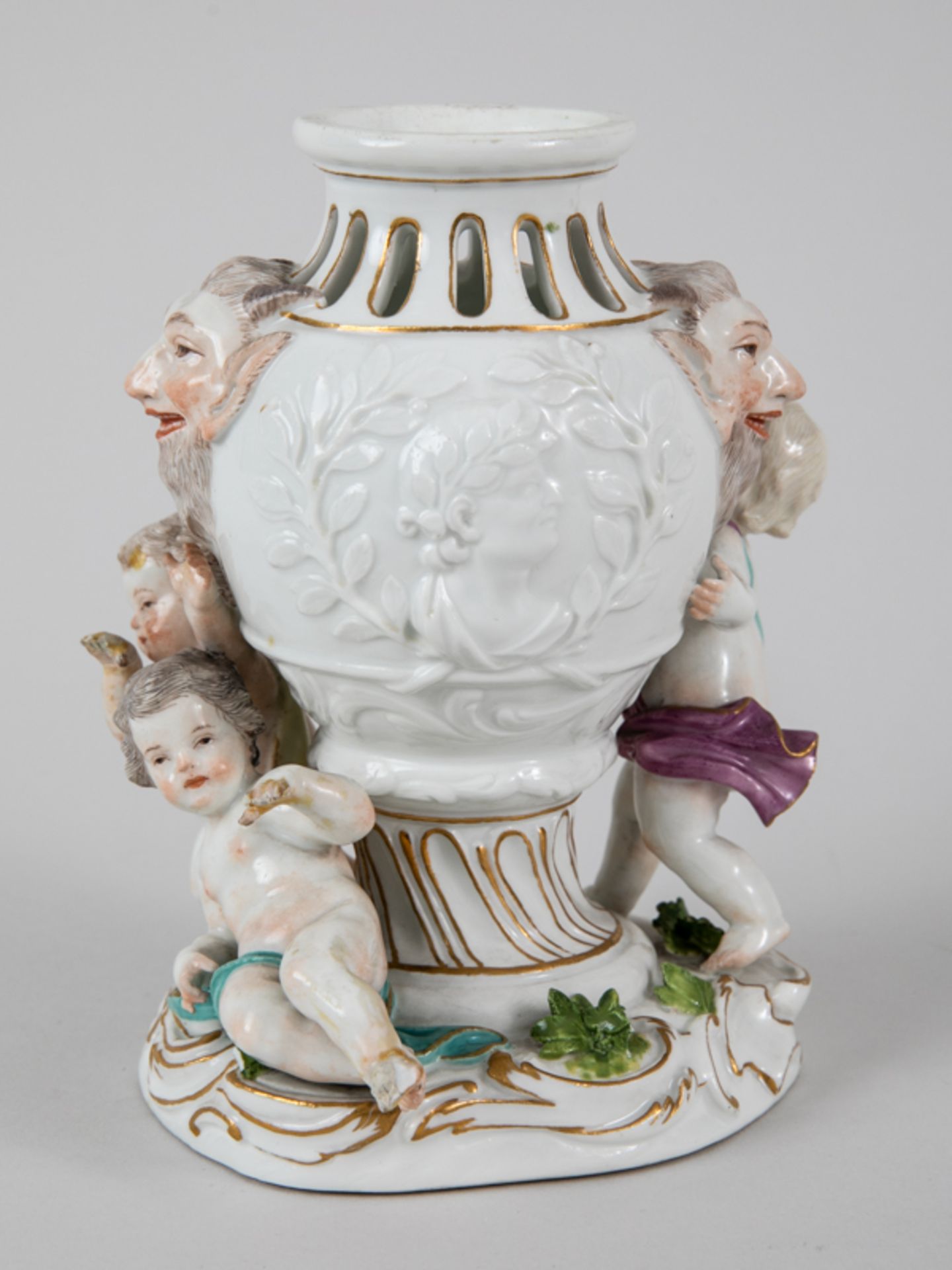 Potpourri-Vase mit 3 Amoretten, Entw. J.J. Kändler, Meissen, 1774. Weißporzellan mit polychro - Bild 9 aus 11