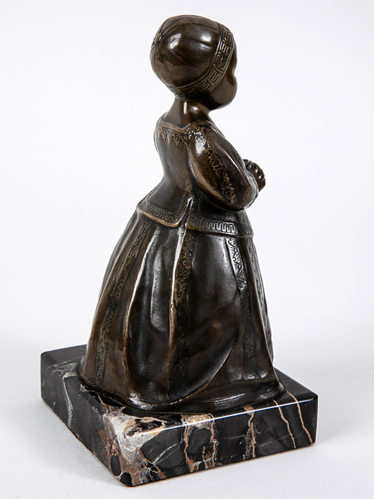 Endstorfer, Anton (1880 - 1960). Bronzeplastik "Kleines Mädchen in Tracht mit Kugel", montiert - Bild 5 aus 8