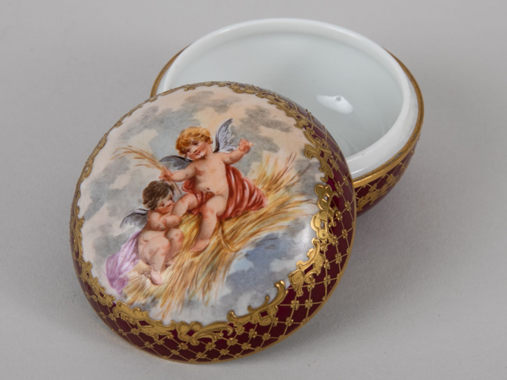 Kleine Deckeldose mit Amorettenmalerei, Meissen, um 1890. Weißporzellan mit polychromer Malere - Bild 3 aus 5